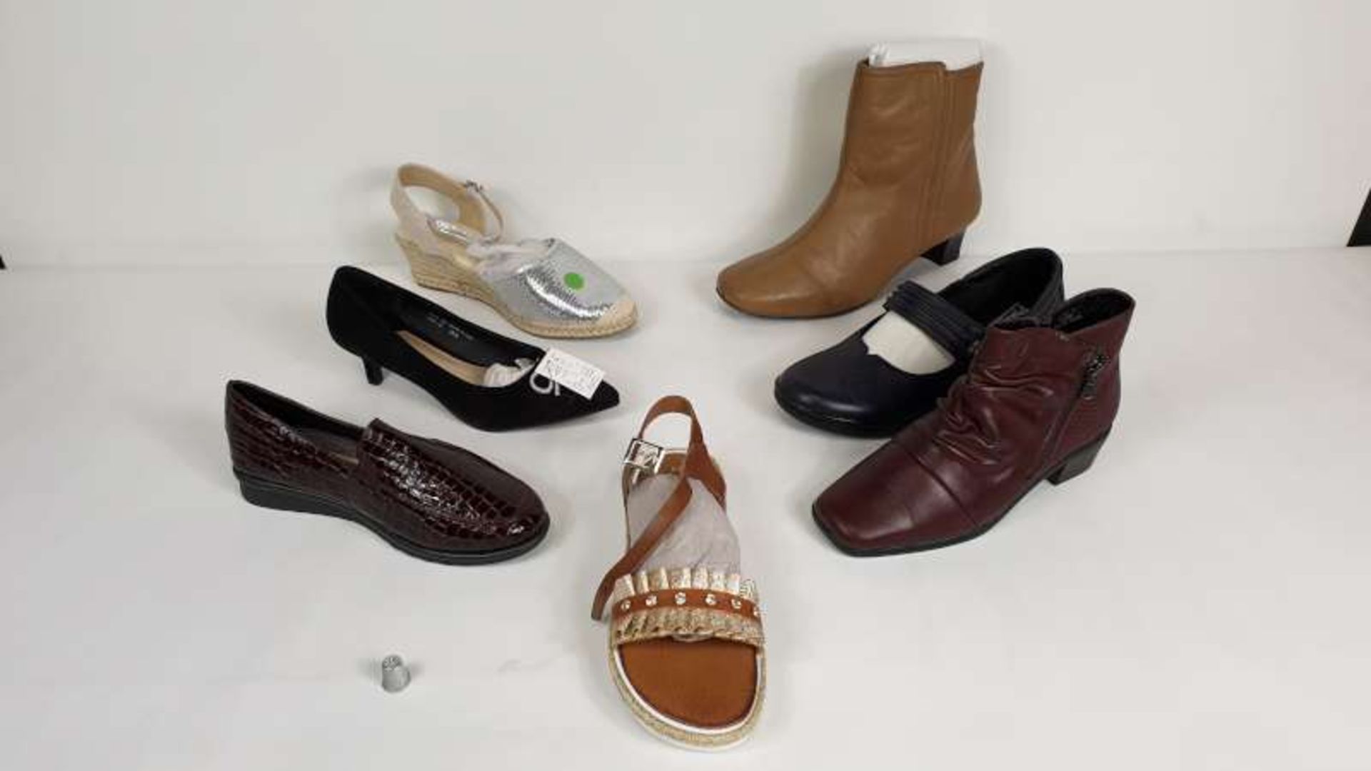 40 X PAIRS OF SHOES IN VARIOUS STYLES / COLOURS / SIZES