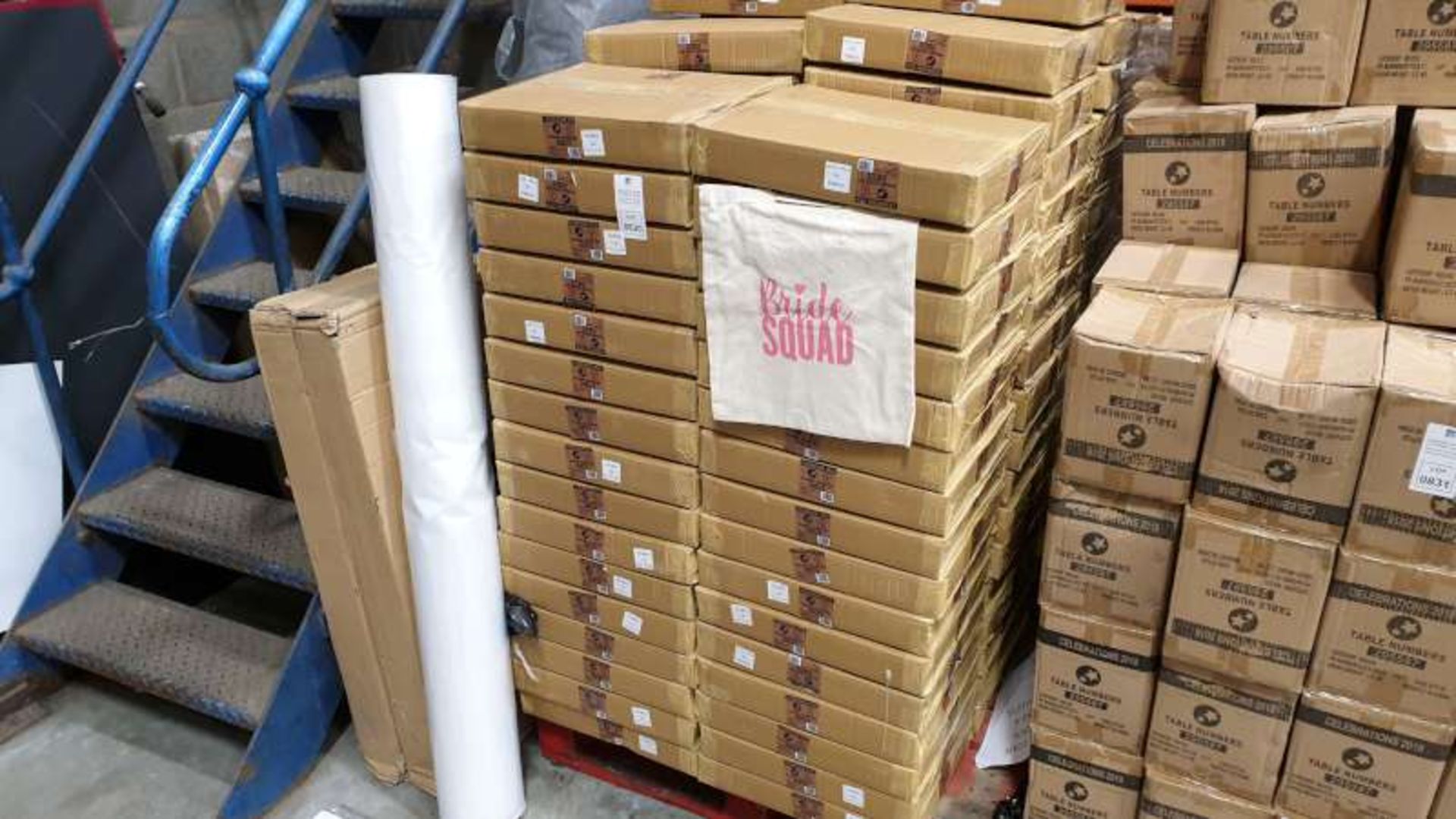 PALLET CONTAINING A LARGE QTY OF CANVAS BAGS