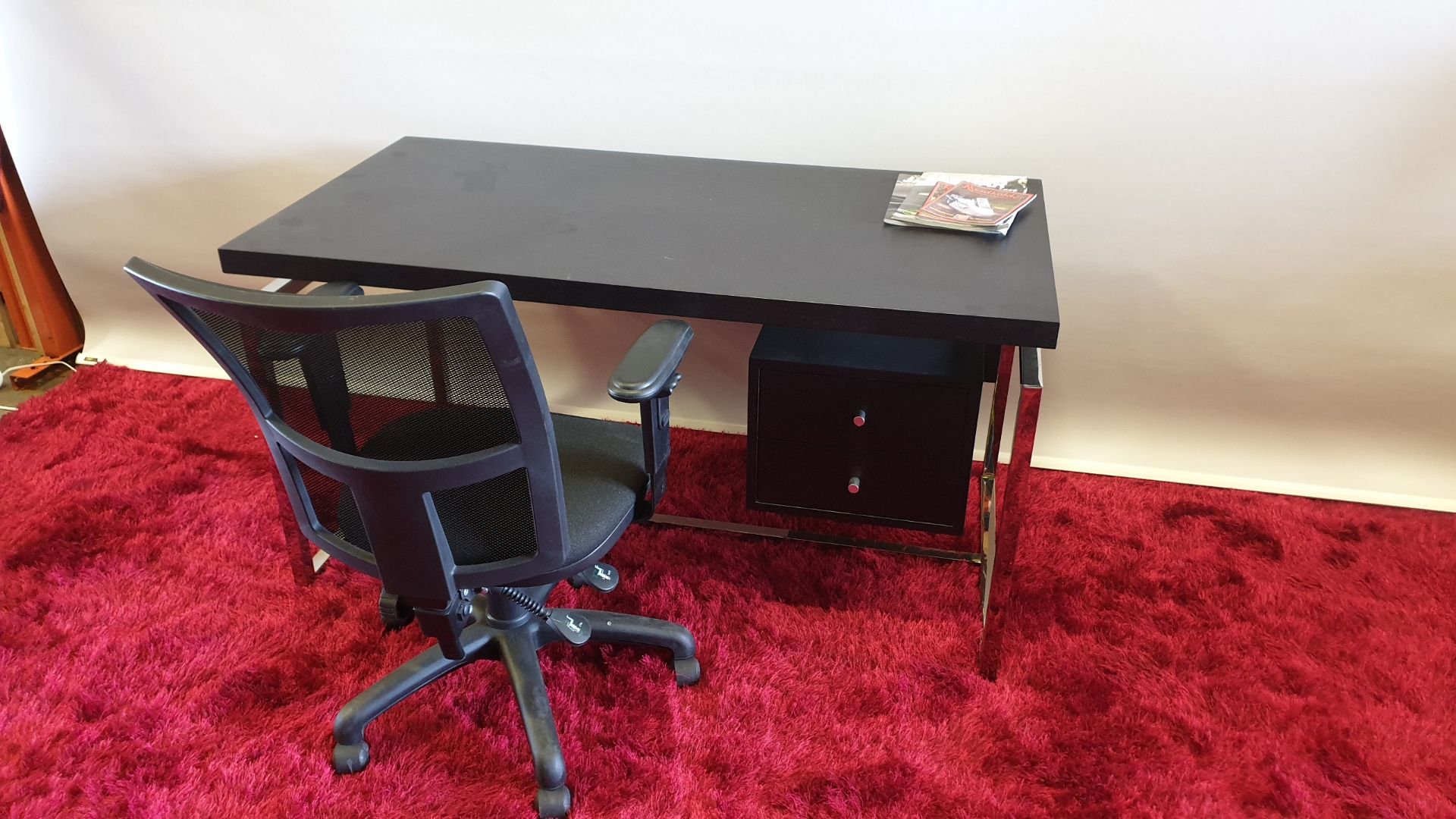 BRAND NEW DARK OAK COLOURED CANTILEVER OFFICE DESK WITH UNDER DRAWER STORAGE SIZE W1350 MM X D700 MM