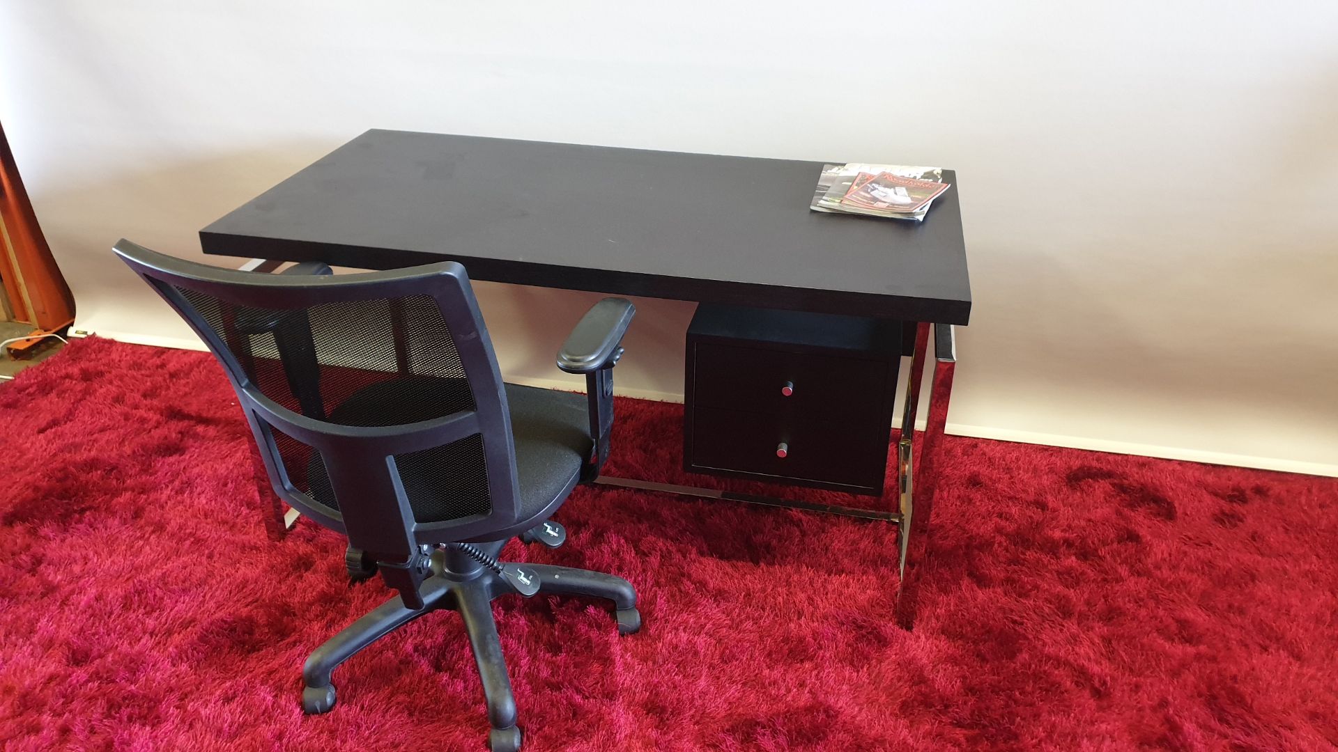 BRAND NEW DARK OAK COLOURED CANTILEVER OFFICE DESK WITH UNDER DRAWER STORAGE SIZE W1350 MM X D700 MM