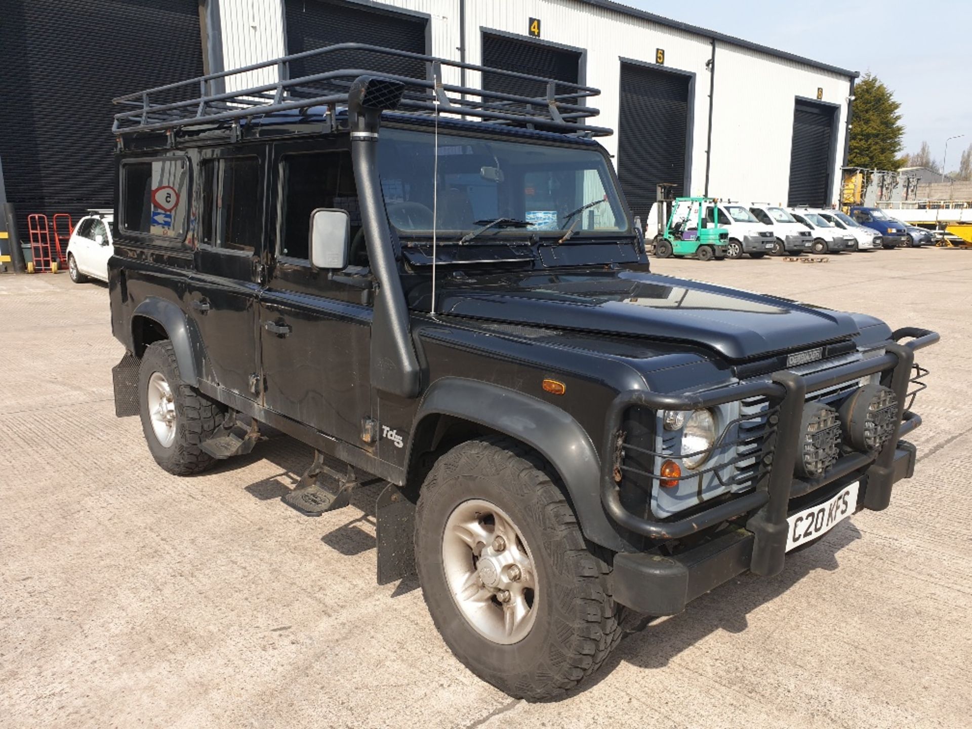 LAND ROVER DEFENDER 110 COUNTY TDS 4 X 4 UTILITY 2495CC Reg: C20 KFS Mileage: 95,456 DETAILS: