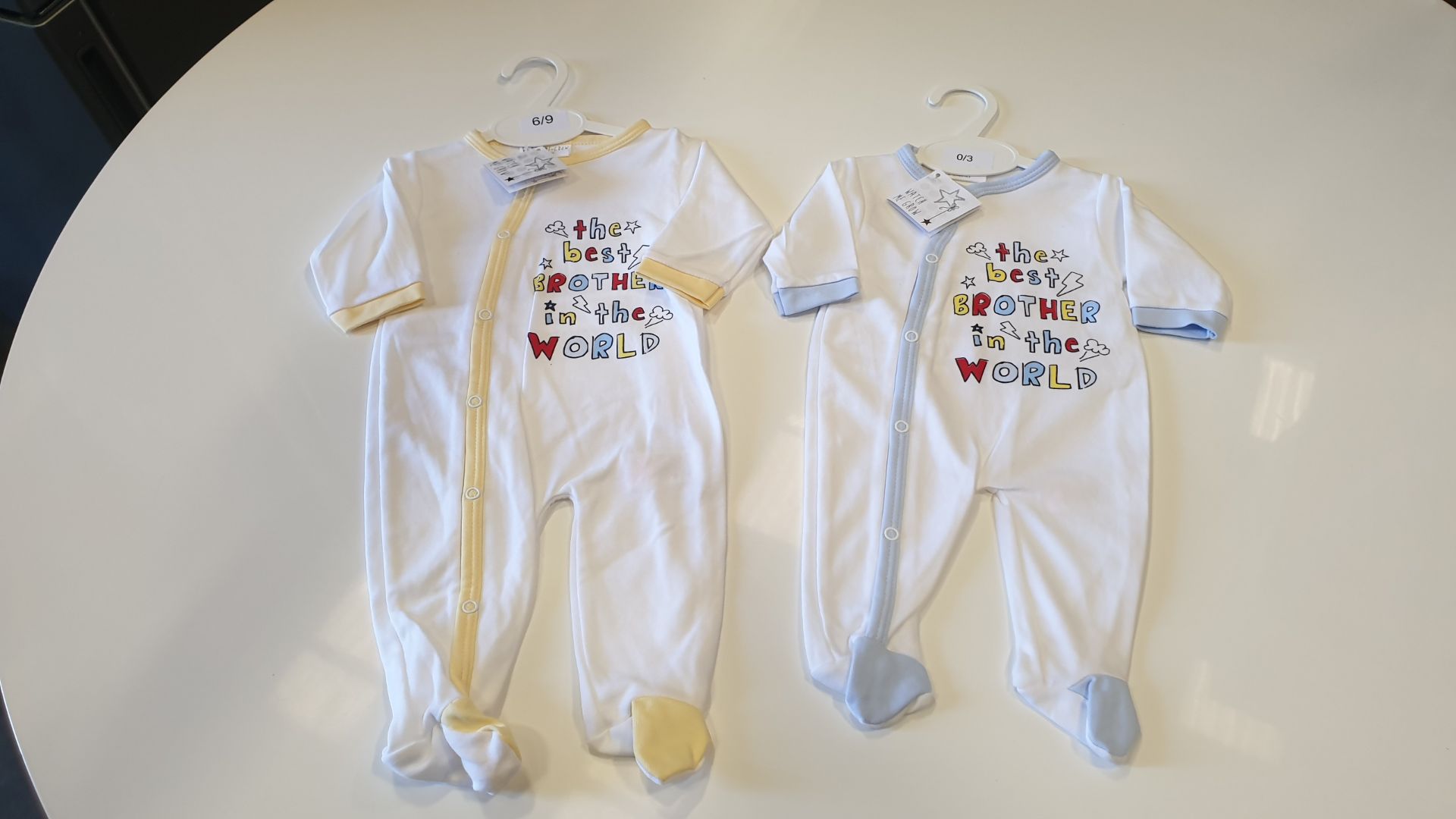 10 X WATCH ME GROW (THE BEST BROTHER IN THE WORLD) BABY GROWS