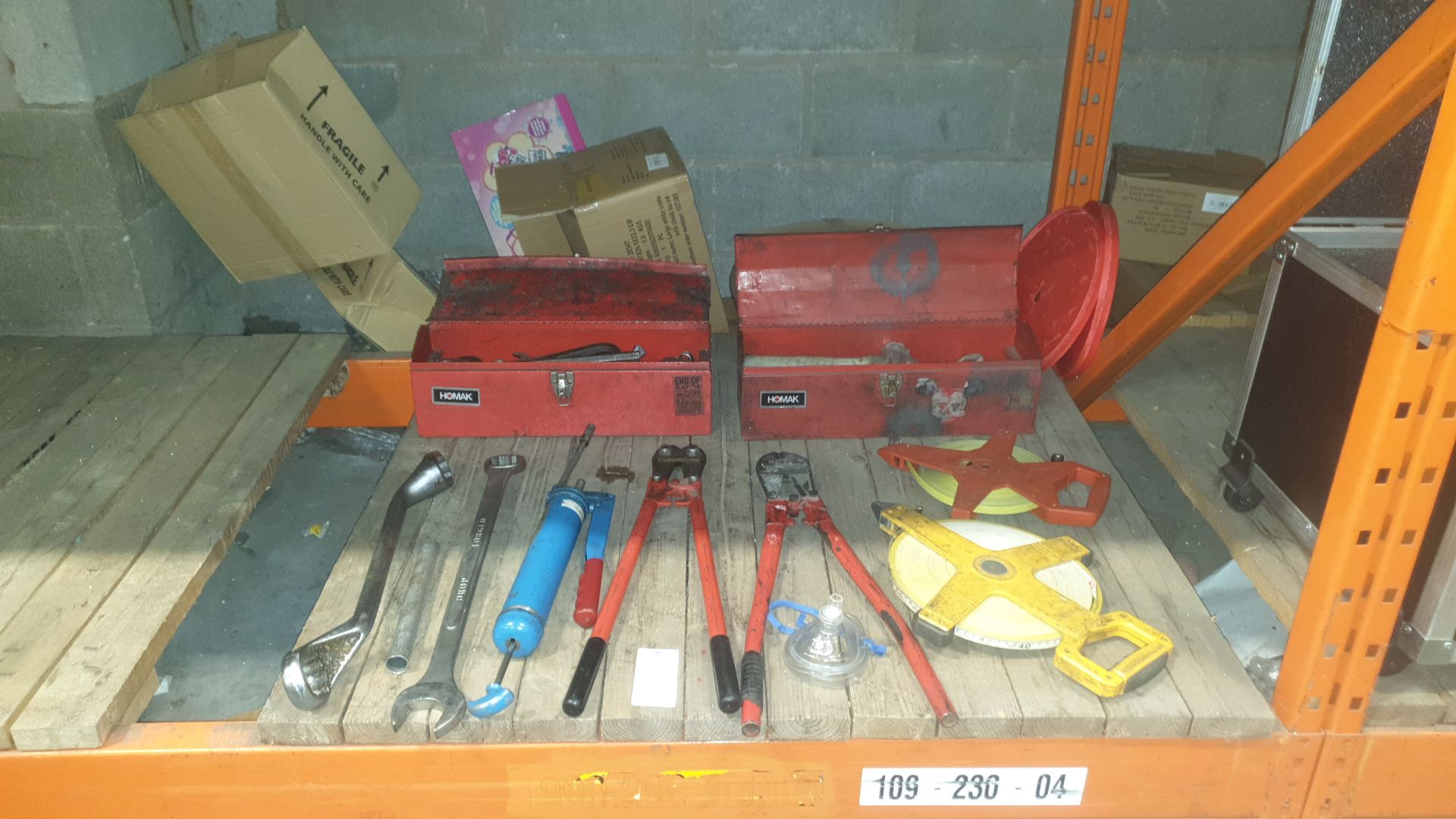 MISC LOT OF TOOLS IN HALF A BAY IE. 2 X BOLT CUTTERS, 2 X GIANT SPANNERS, 2 X TAPES, 2 X HOMAK