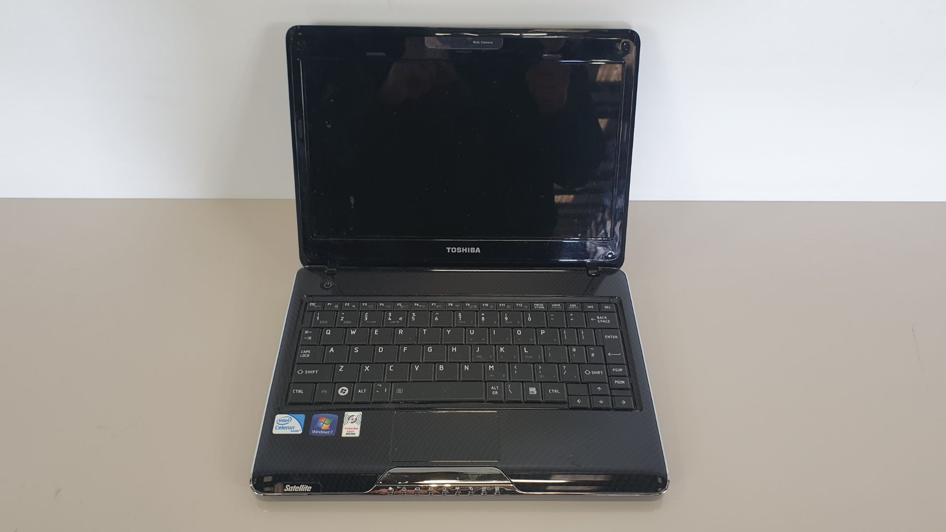 TOSHIBA SATELLITE T110-11U NOTEBOOK WITH CHARGER