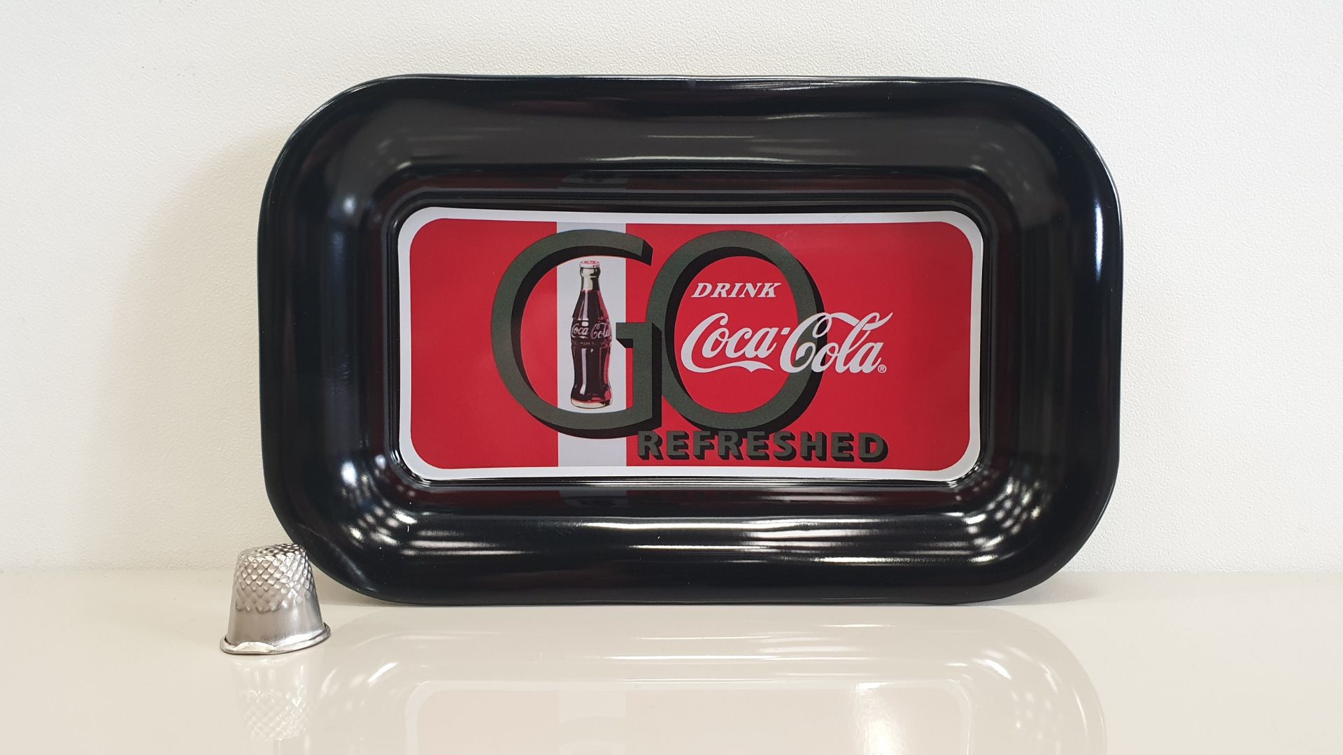 150 X COCA COLA PROMOTIONAL NIBBLES TRAYS - TIN - DRINK COCA COLA GO REFRESHED - IN 1 CARTON