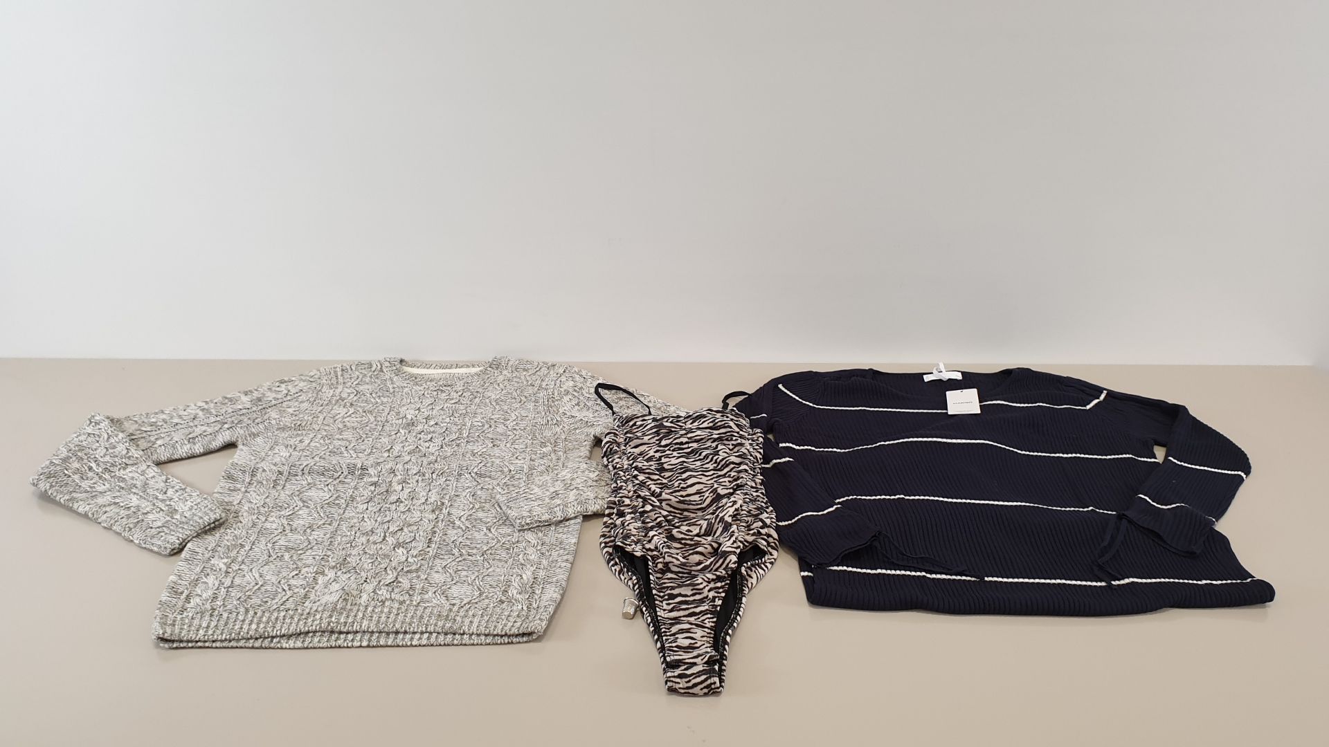 MIXED LOT CONTAINING 40 X PIECES OF CLOTHING IN VARIOUS STYLES AND SIZES IE TOPSHOP ZEBRA PRINT