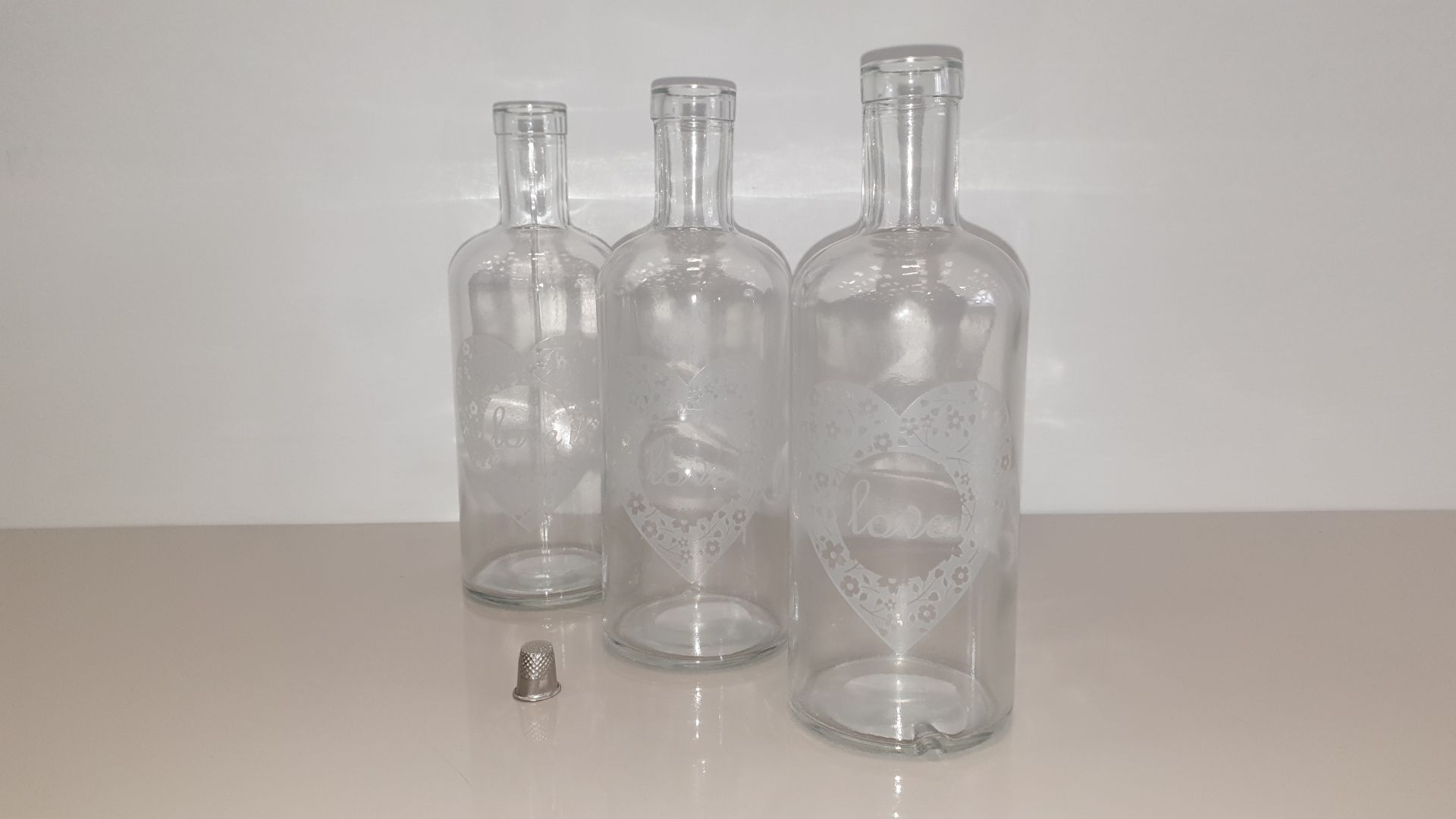 20 X SETS OF 6 CLEAR GLASS BOTTLES WITH LOVE TRANSFER SIZE 23CM HIGH X 8CM DIA - IDEAL FOR ARTS &