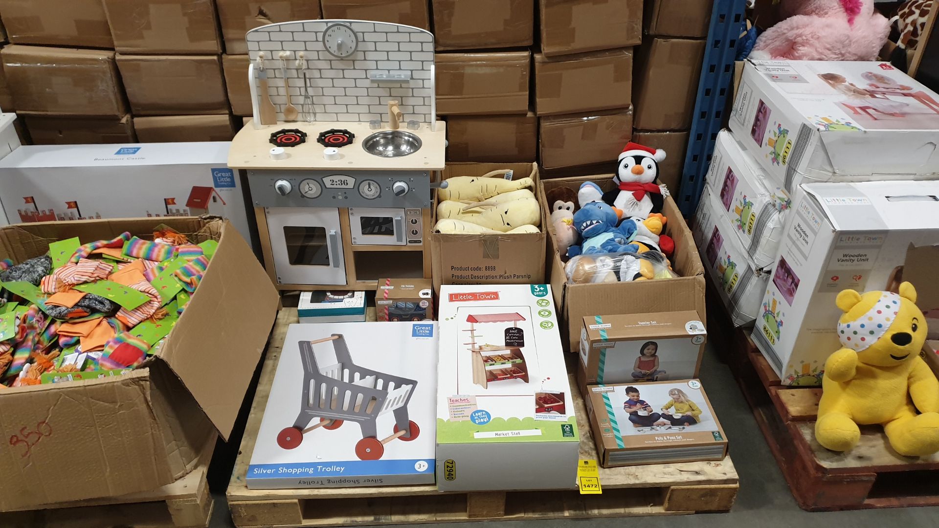 (LOT FOR THURSDAY 28TH MAY AUCTION) PALLET CONTAINING KIDS KITCHEN WITH OVEN GRILL SINK TAPS