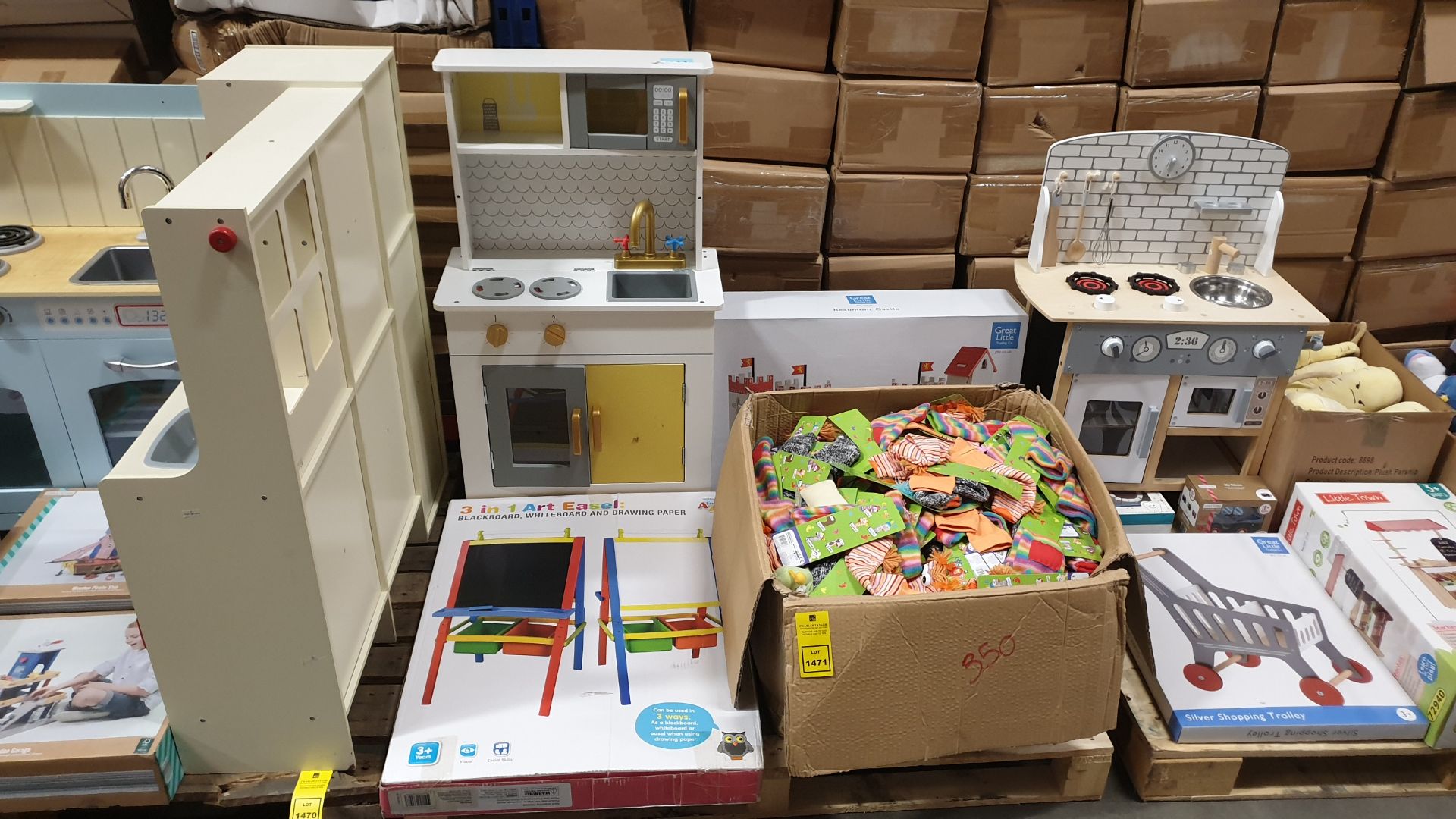 (LOT FOR THURSDAY 28TH MAY AUCTION) PALLET CONT KIDS KITCHEN WITH OVEN GRILL SINK TAPS MICROWAVE #