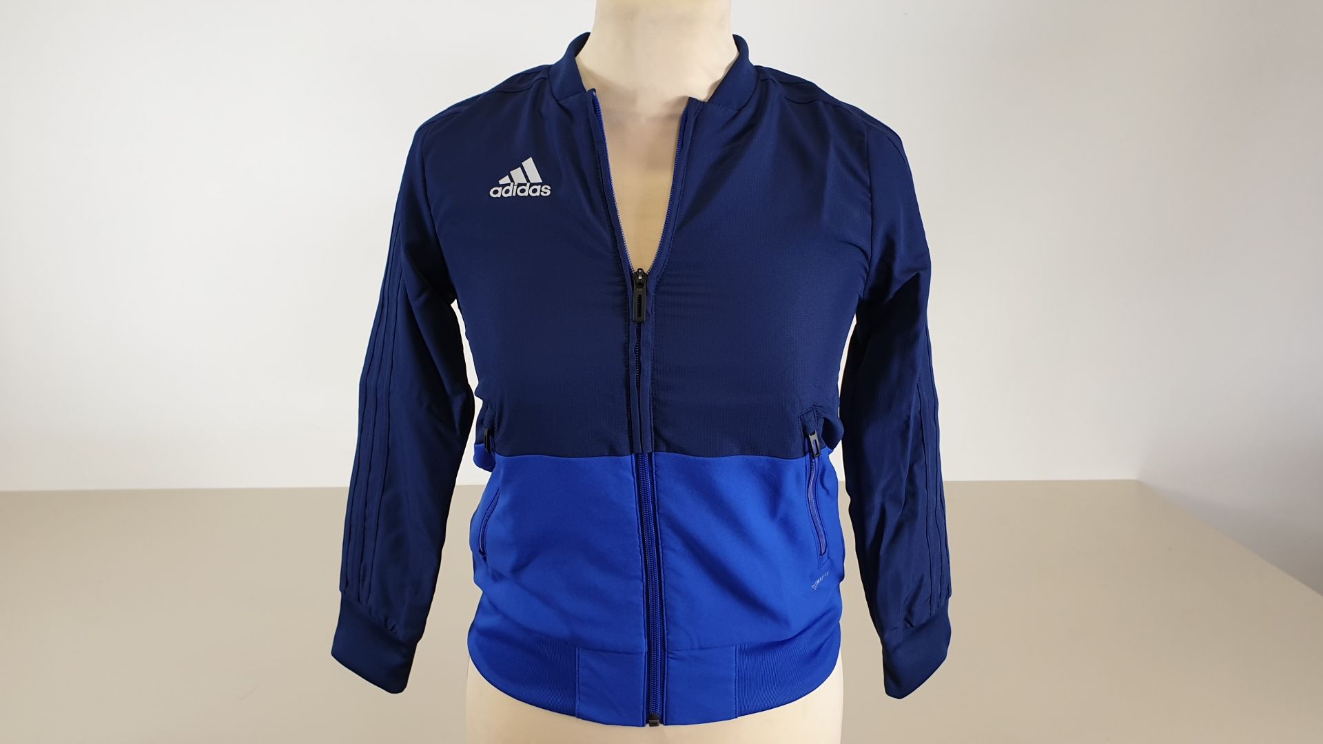 (LOT FOR THURSDAY 28TH MAY AUCTION) 15 X BRAND NEW KIDS ADIDAS MID BLUE / WHITE TRACKSUIT TOPS -