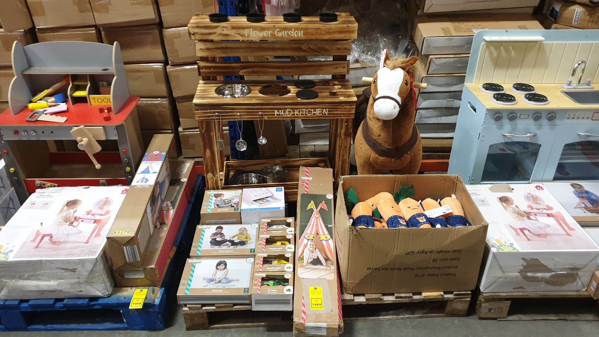 (LOT FOR THURSDAY 28TH MAY AUCTION) PALLET CONTAINING LITTLE TOWN (TIMELESS TOYS) IE WOODEN MUD