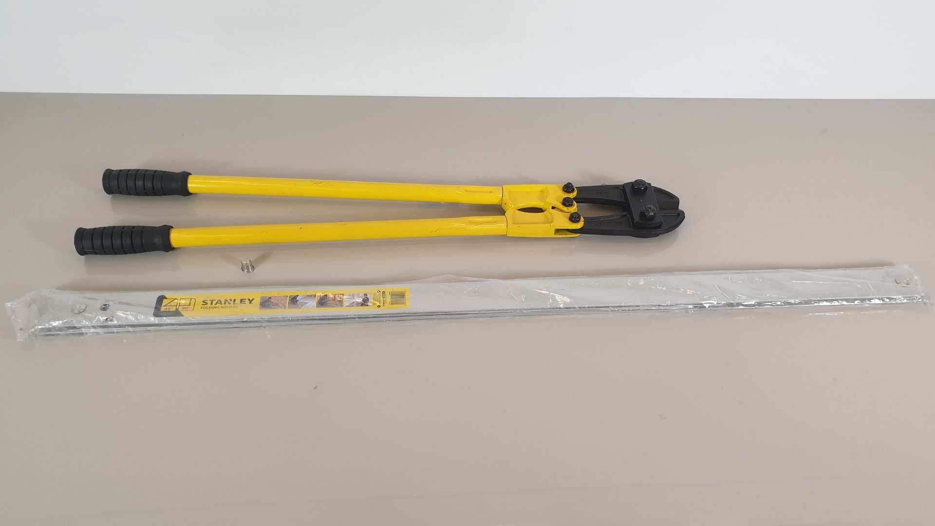 (LOT FOR THURSDAY 28TH MAY AUCTION) BRAND NEW STANLEY 900MM / 36" BOLT CUTTER PLUS A LARGE STANLEY