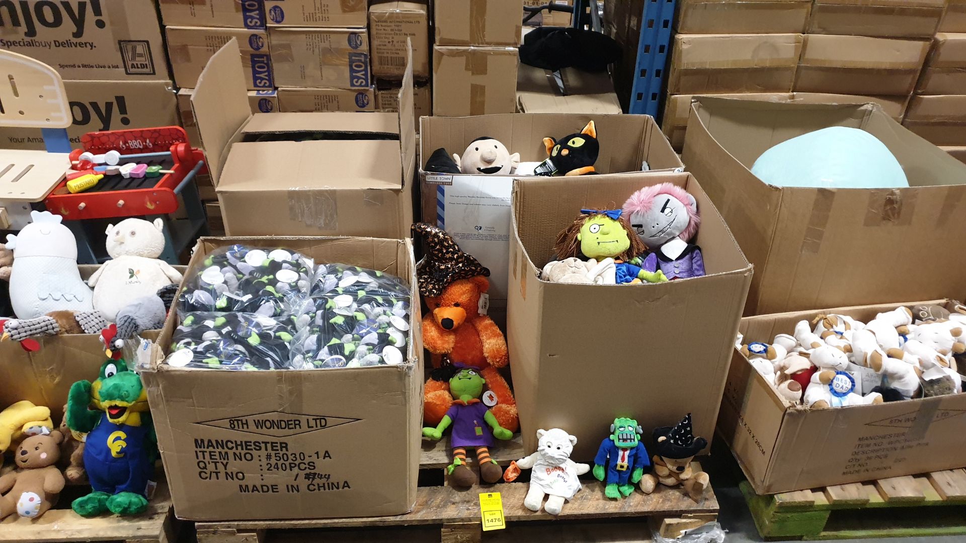 (LOT FOR THURSDAY 28TH MAY AUCTION) PALLET CONTAINING LARGE QUANTITY OF VARIOUS HALLOWEEN TEDDYS (