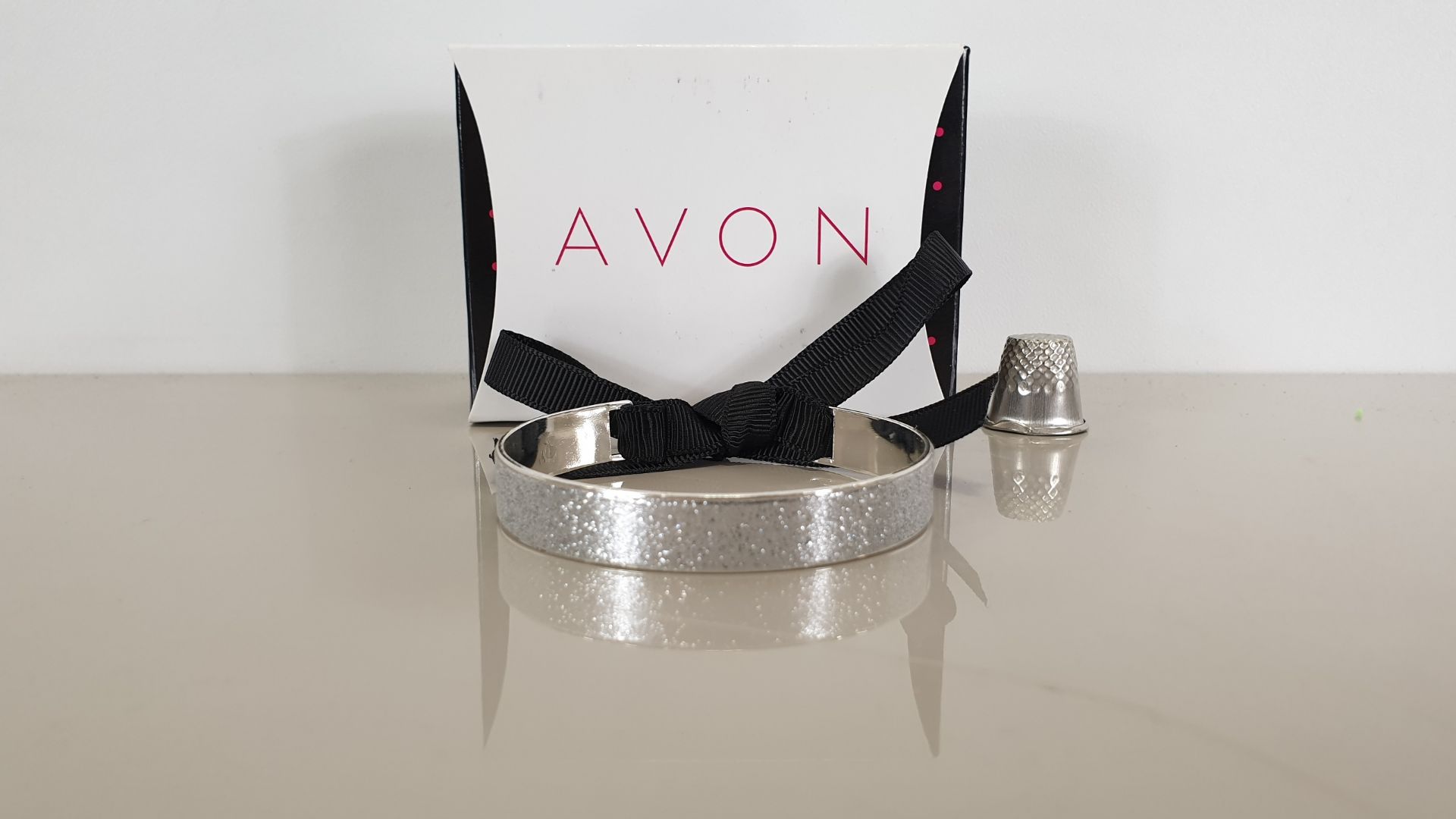 (LOT FOR THURSDAY 28TH MAY AUCTION) 132 X BRAND NEW AVON GIGI GLITTER BANGLE IN SILVER IN 1 BOX