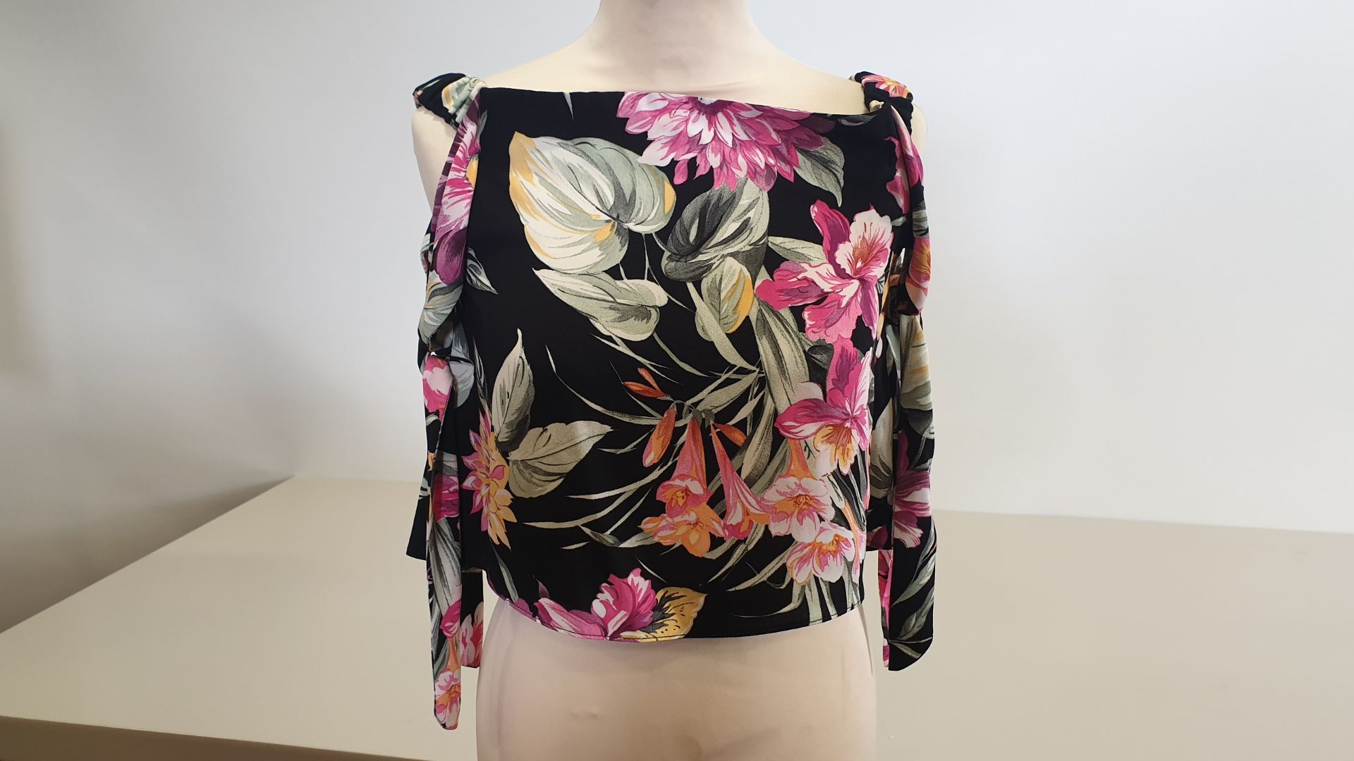 20X BRAND NEW TOPSHOP FLORAL DETAILED TOP