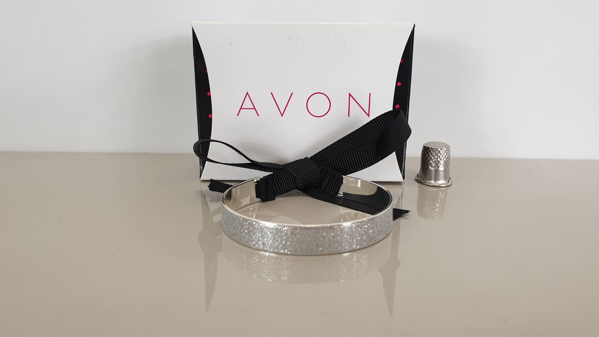 (LOT FOR THURSDAY 28TH MAY AUCTION) 132 X BRAND NEW AVON GIGI GLITTER BANGLE IN SILVER IN 1 BOX