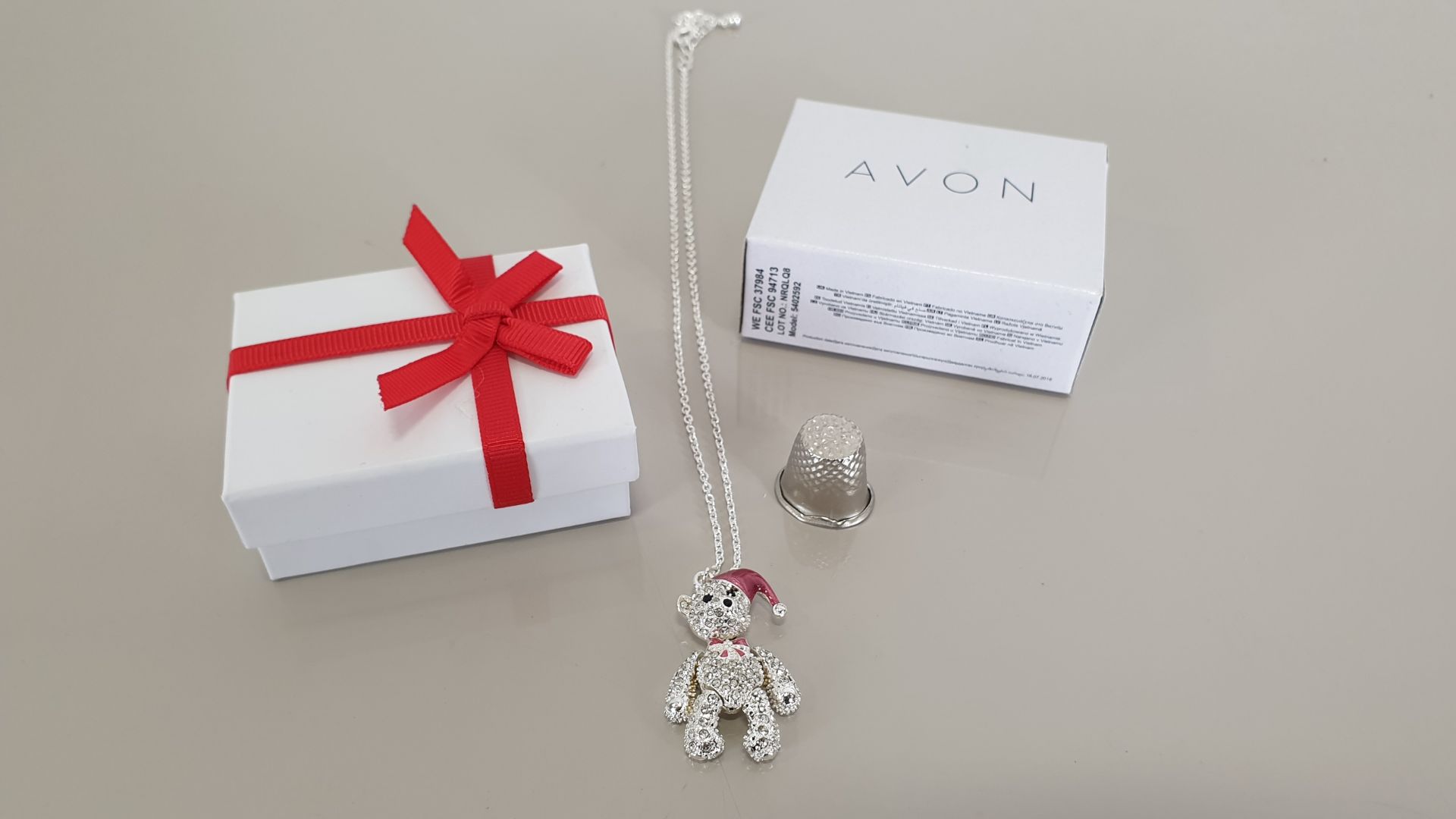 (LOT FOR THURSDAY 28TH MAY AUCTION) 224 X BRAND NEW AVON CHRISTMAS BEAR KNECKLACE IN 1 BOX