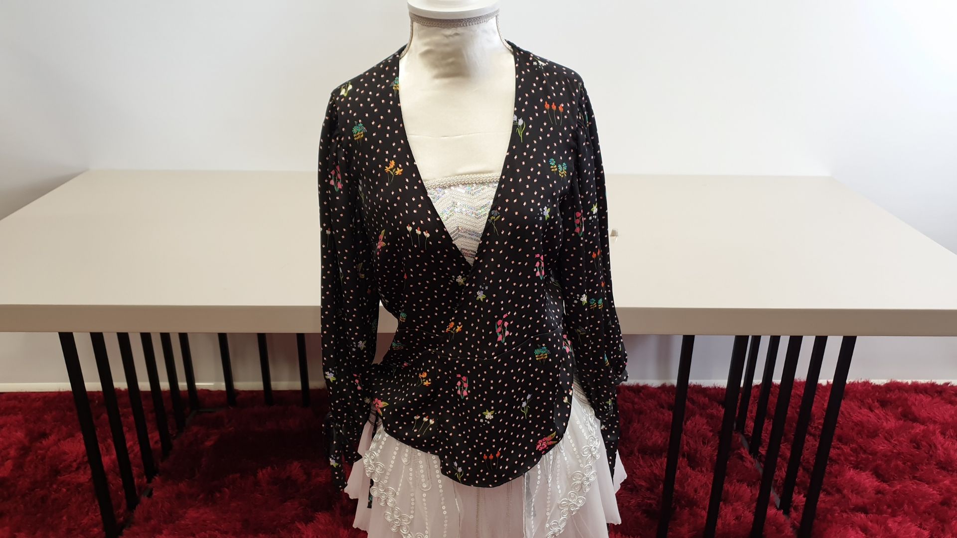 20 X BRAND NEW TOPSHOP (EXCLUSIVE COLLECTION) BLACK BLOUSE WITH FLORAL DETAIL IN VARIOUS SIZES