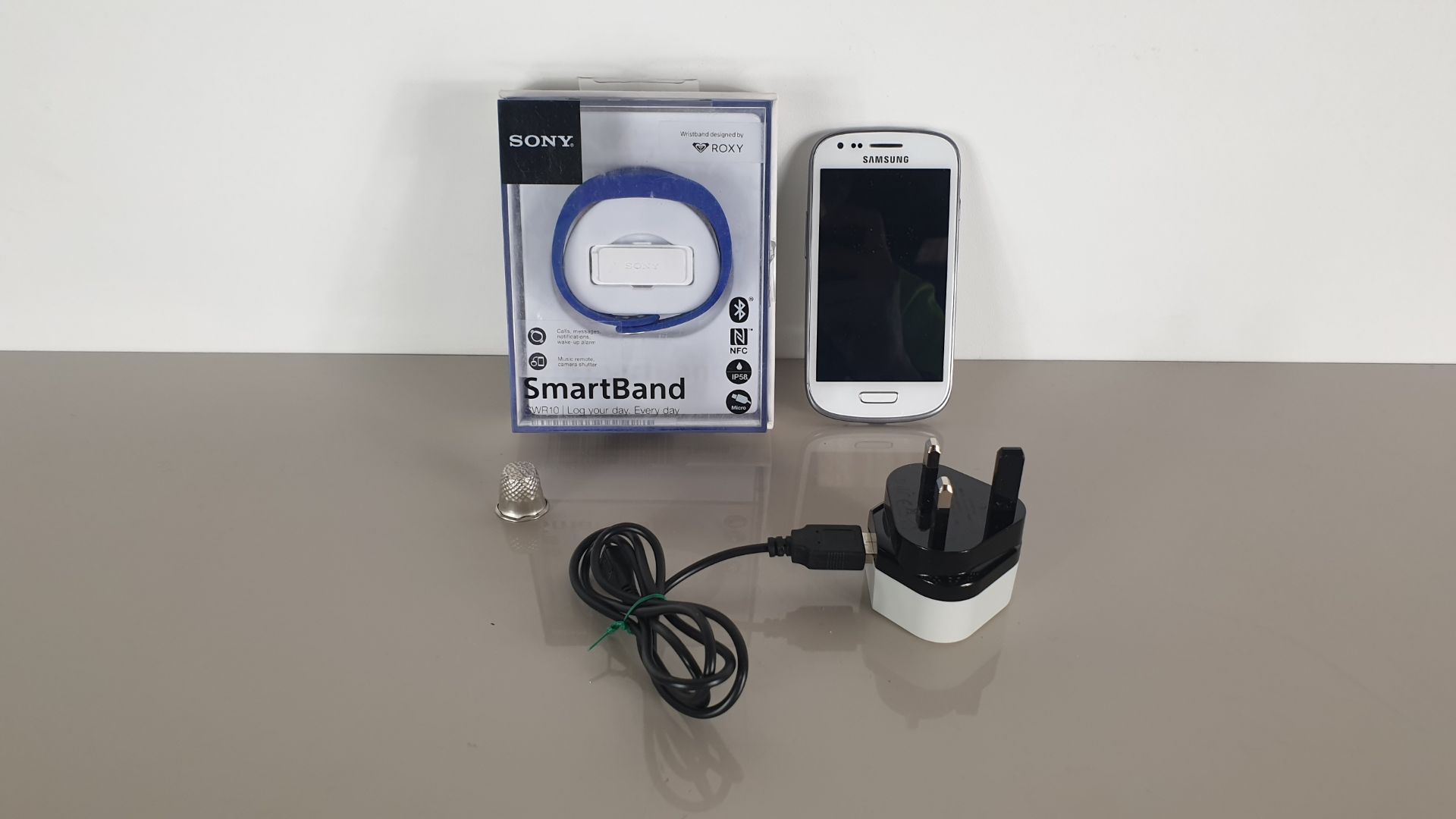 (LOT FOR THURSDAY 28TH MAY AUCTION) SAMSUNG S3 MINI SMART PHONE WITH CHARGER PLUS A SONY SMARTBAND