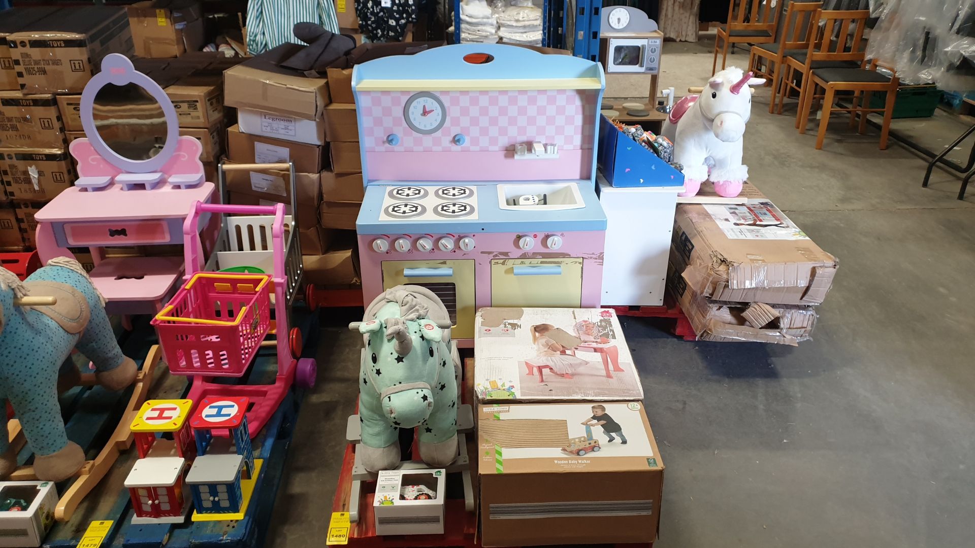 (LOT FOR THURSDAY 28TH MAY AUCTION) PALLET CONTAINING KIDS KITCHEN WITH OVEN GRILL SINK TAPS