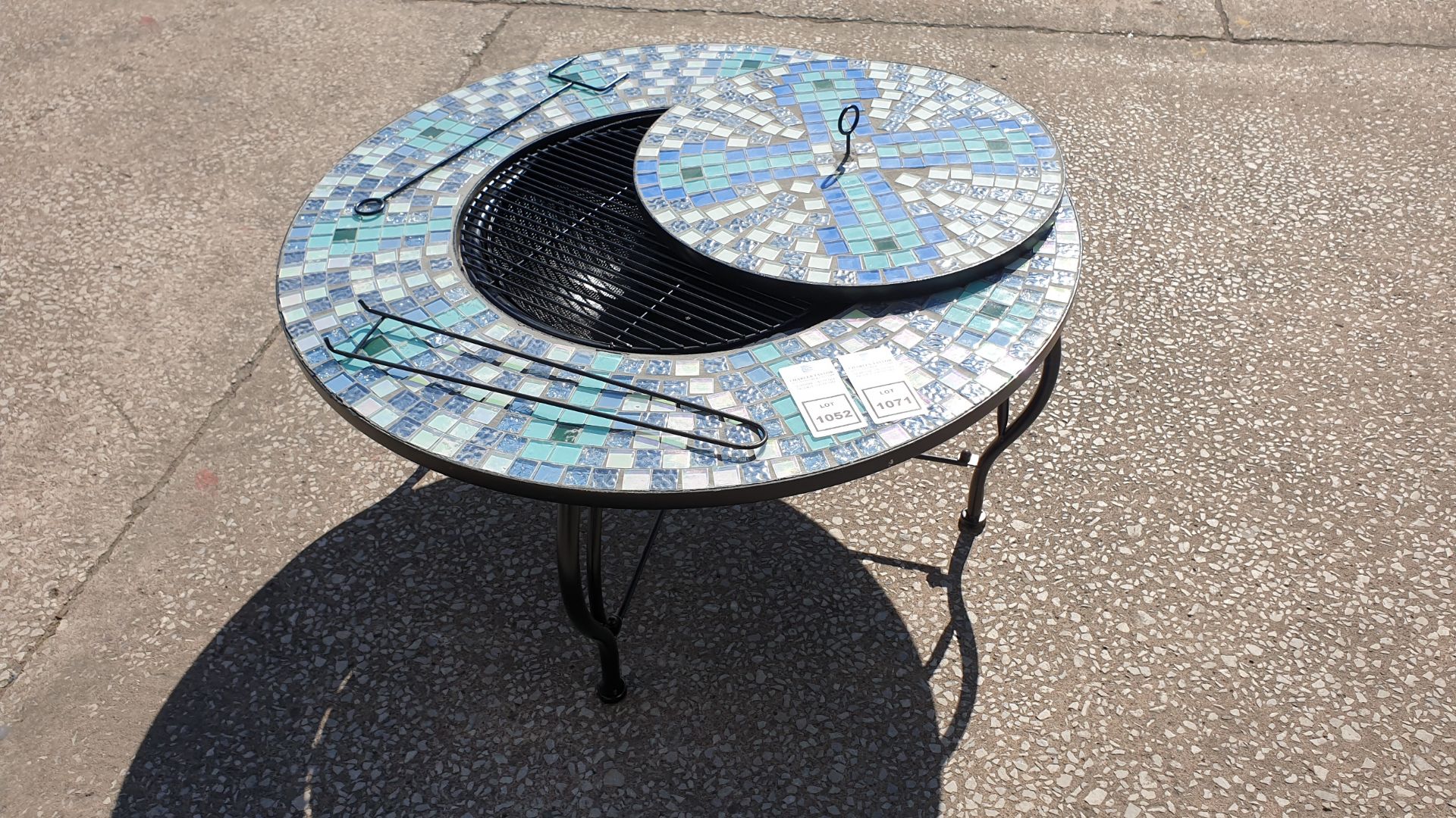 CARTMEL MOSAIC FIREPIT 'PEACOCK' COLOUR 85 CM DIAMETER IN 2 BOXES (BOX 1 - MOSAIC TOP, BOX 2 - METAL