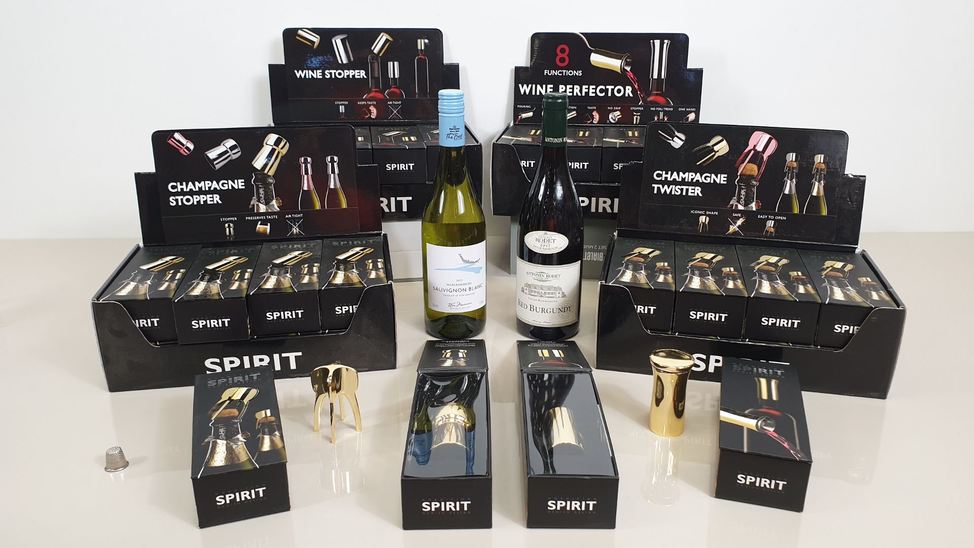 32 X NORDITION GOLD COLOURED SPIRIT CHAMPAGNE / WINE ACCESSORIES IN 4 DISPLAY CARTONS (8 X CHAMPAGNE