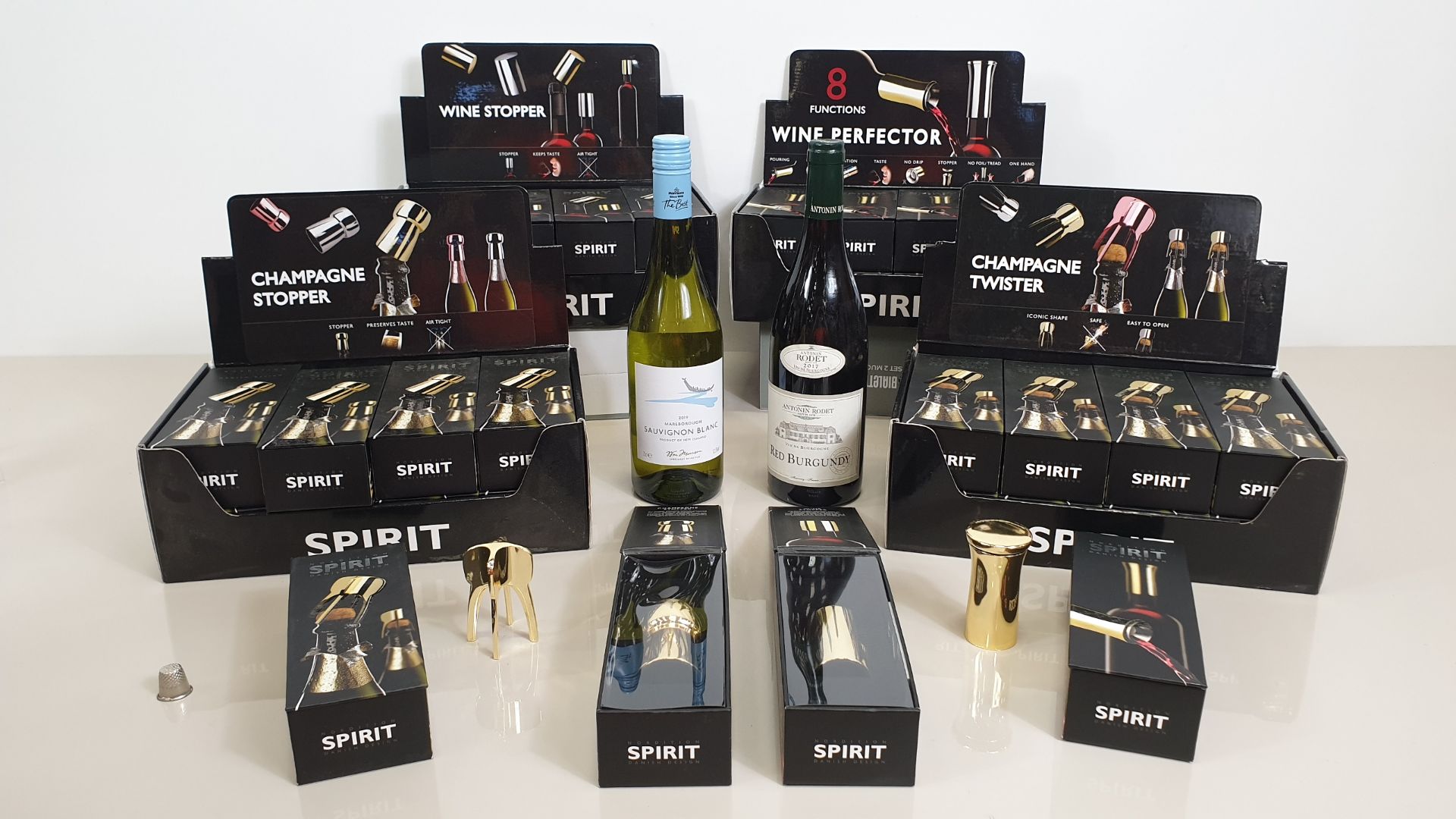 32 X NORDITION GOLD COLOURED SPIRIT CHAMPAGNE / WINE ACCESSORIES IN 4 DISPLAY CARTONS (8 X CHAMPAGNE