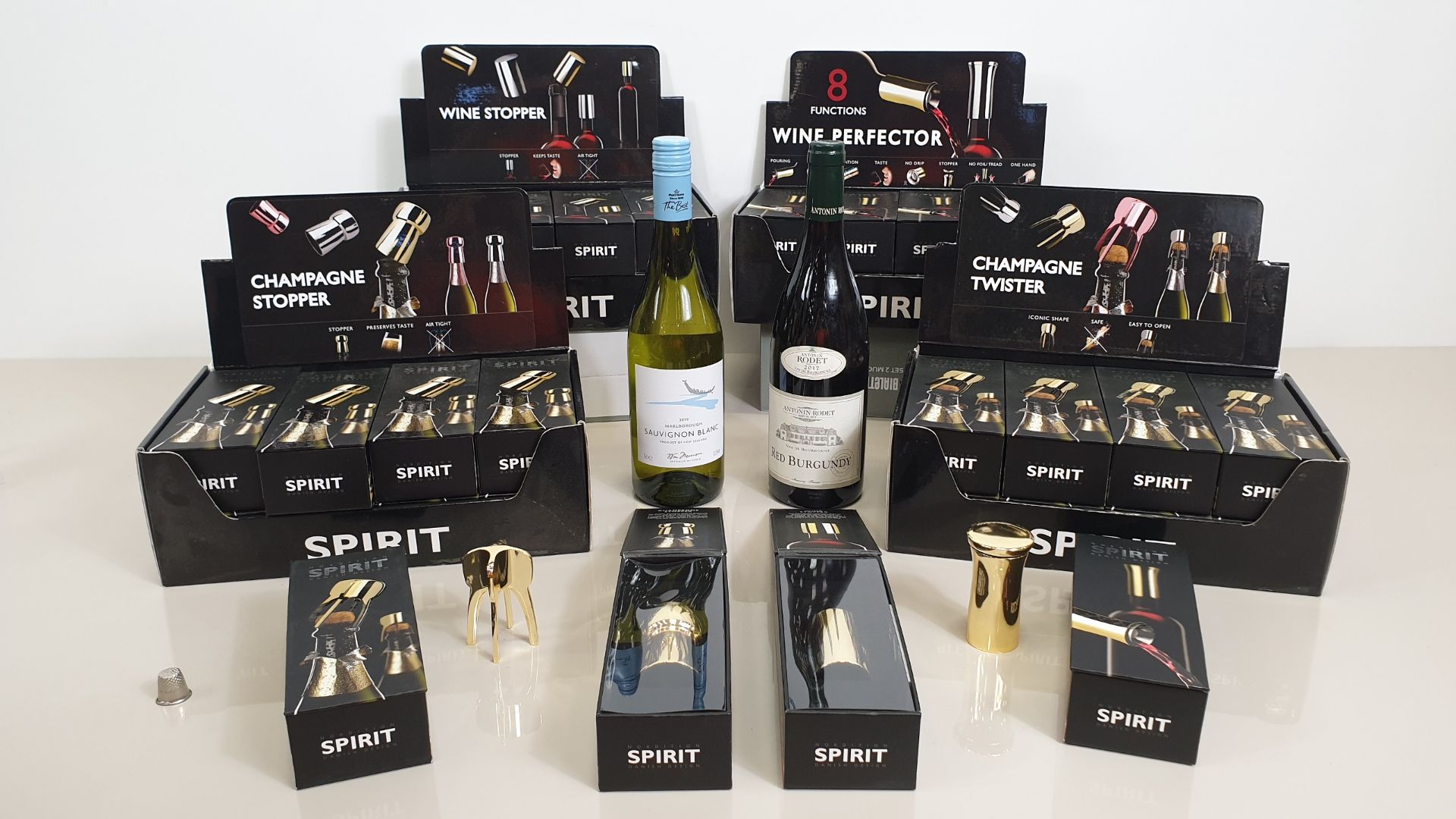 32 X NORDITION GOLD COLOURED SPIRIT CHAMPAGNE / WINE ACCESSORIES IN 4 DISPLAY CARTONS (8 X CHAMPAGNE