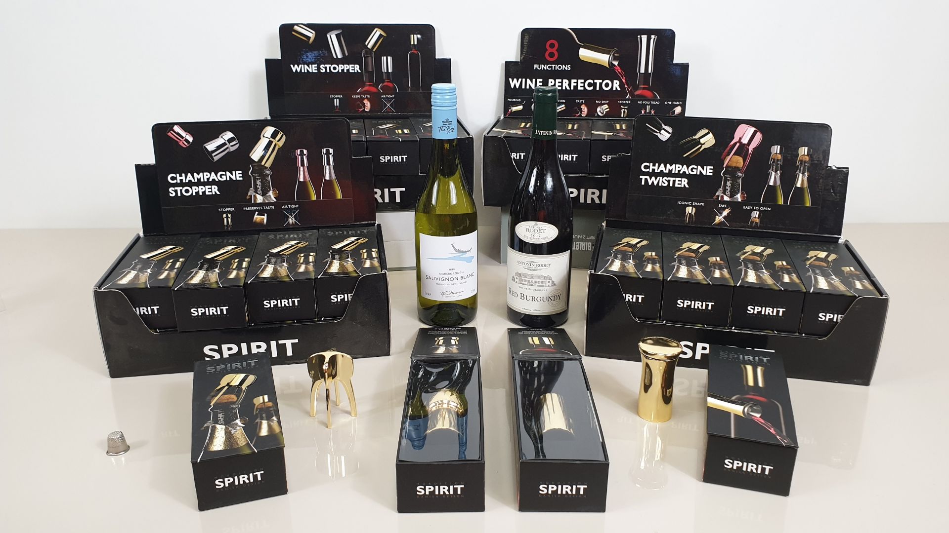 32 X NORDITION GOLD COLOURED SPIRIT CHAMPAGNE / WINE ACCESSORIES IN 4 DISPLAY CARTONS (8 X CHAMPAGNE