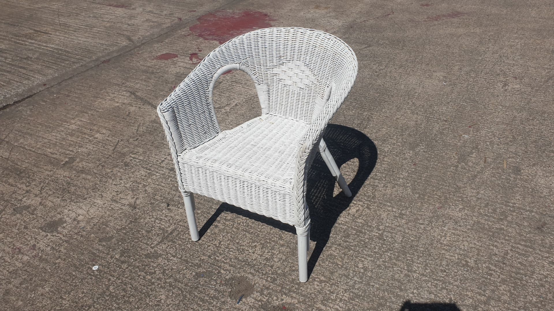 12 X GLOSS WHITE PAINTED WICKER TUB CHAIRS (NOTE: SCUFFS, CHIPS AND SCRAPES)