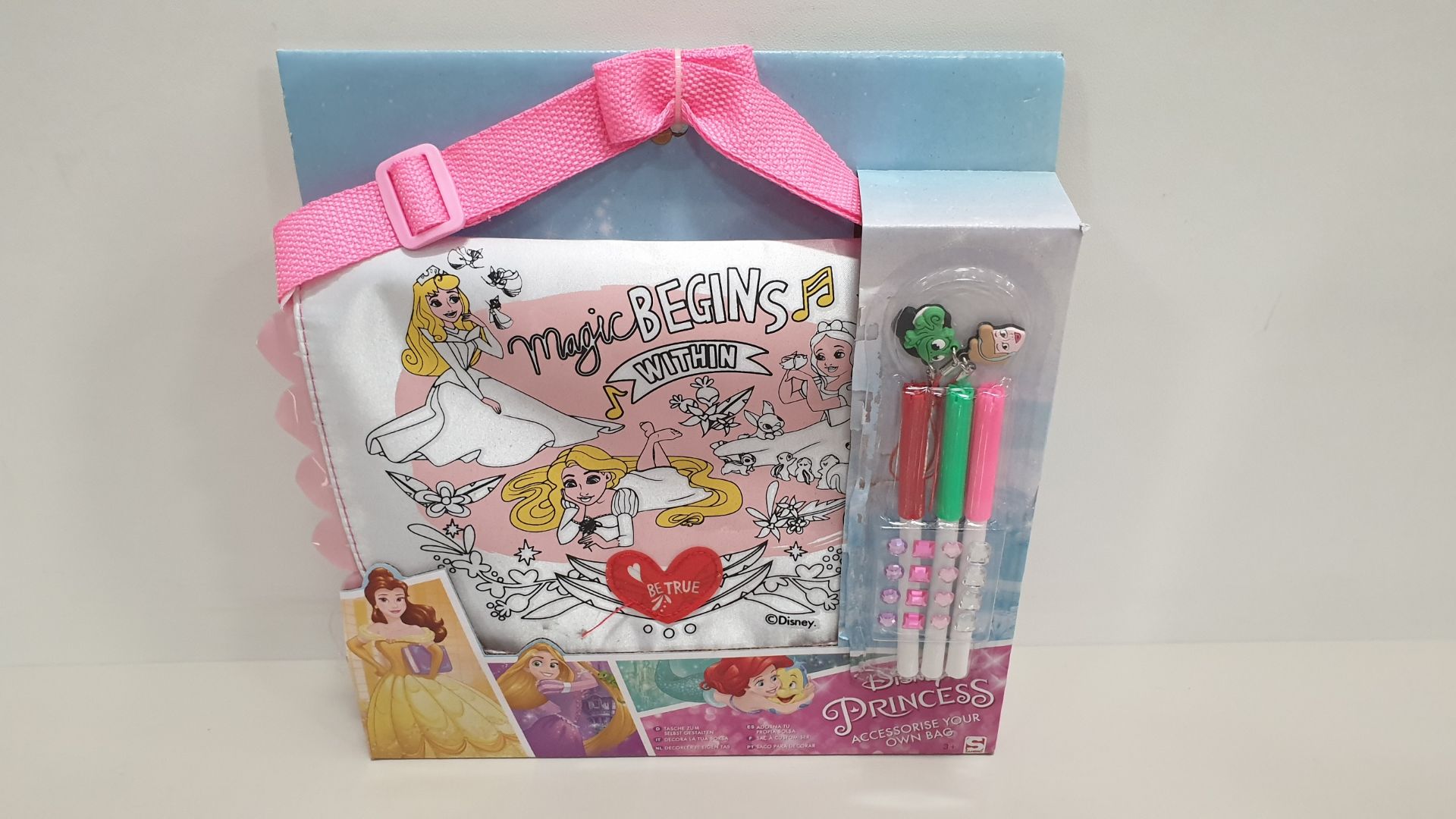 40 X BRAND NEW DISNEY PRINCESS ACCESSORISE YOUR OWN BAG COMES WITH FELT TIPS AND GEMS IN 5 BOXES