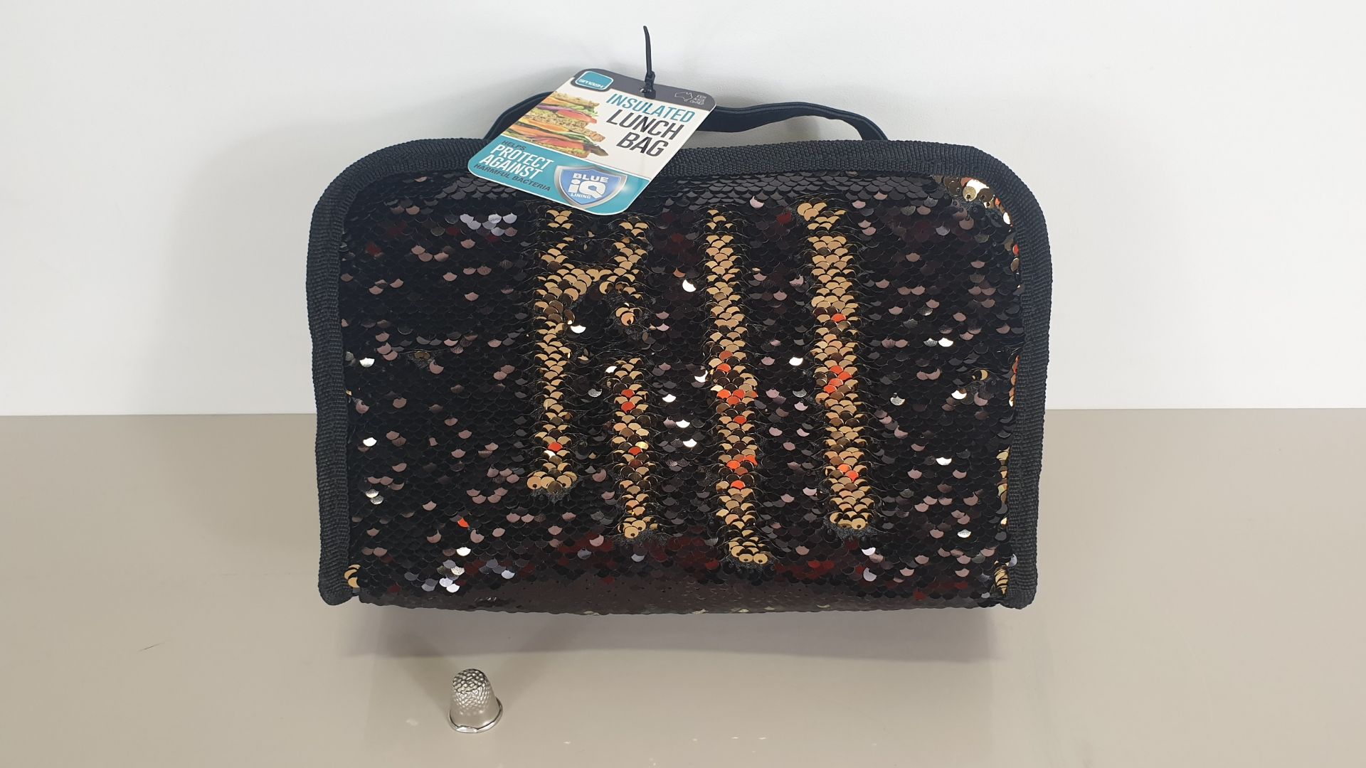 16 X BRAND NEW SMASH GLOBAL BLACK/GOLD SEQUINED INSULATED LUNCH BAG (CHANGES COLOUR WHEN YOU RUB
