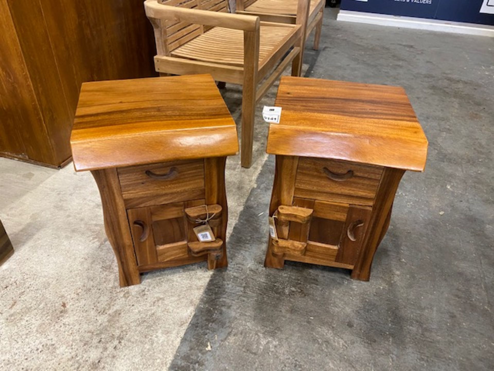 2 X BRAND NEW SOLID SUAR WOODEN SOPHIE BEDSIDE TABLES 40 X 35 X 55cm RRP £200 per piece - Image 2 of 2