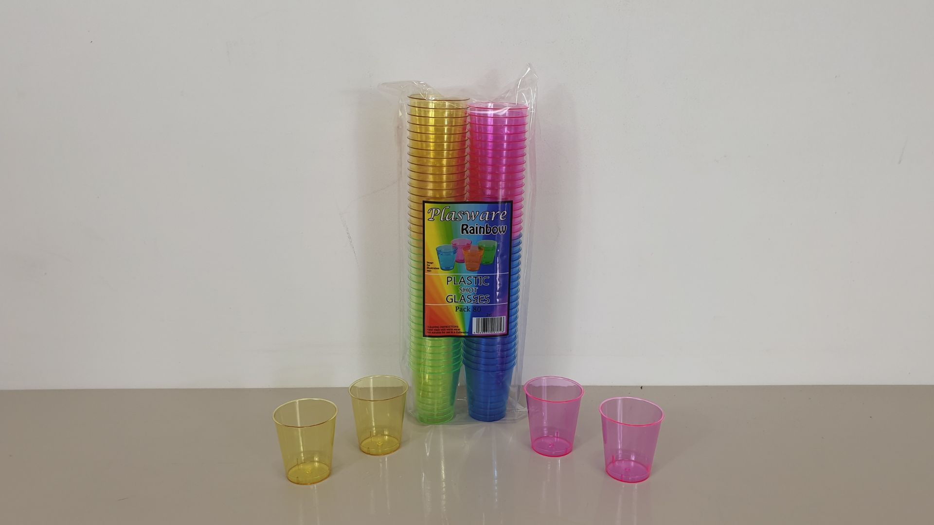 3200 X ASSORTED COLOURED PLASTIC SHOT GLASSES CE MARKED 20 CL (20 X 80 PER CARTON) - IN 2 CARTONS