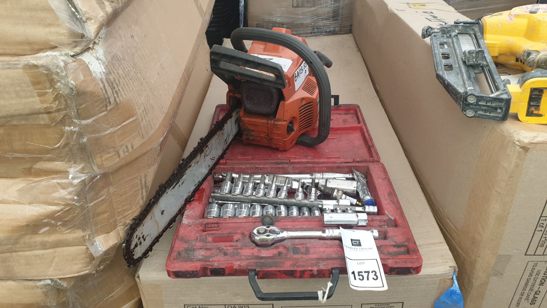 1 X HUSQVARNA AIR INJECTION CHAINSAW AND RATCHET SET.