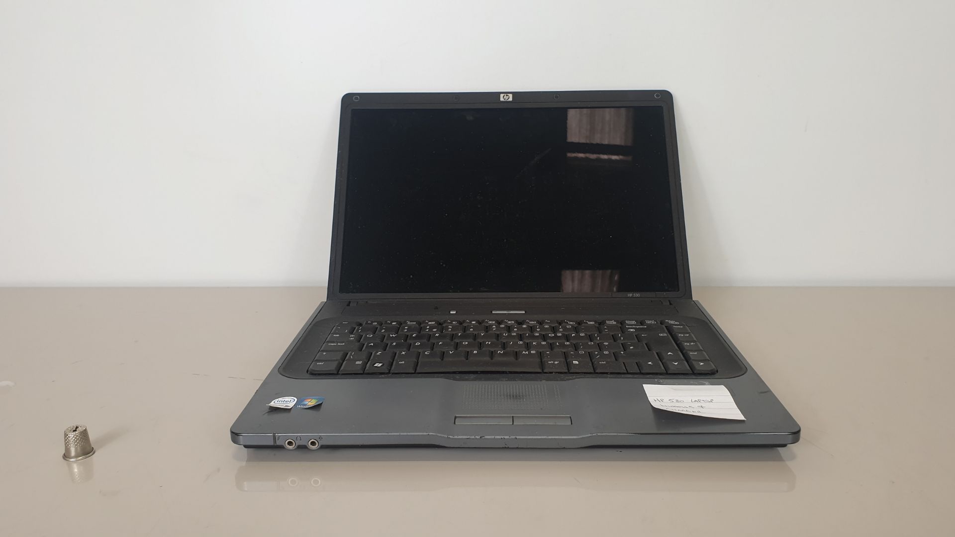 HP 530 LAPTOP WITH WINDOWS 7 COMES WITH CHARGER