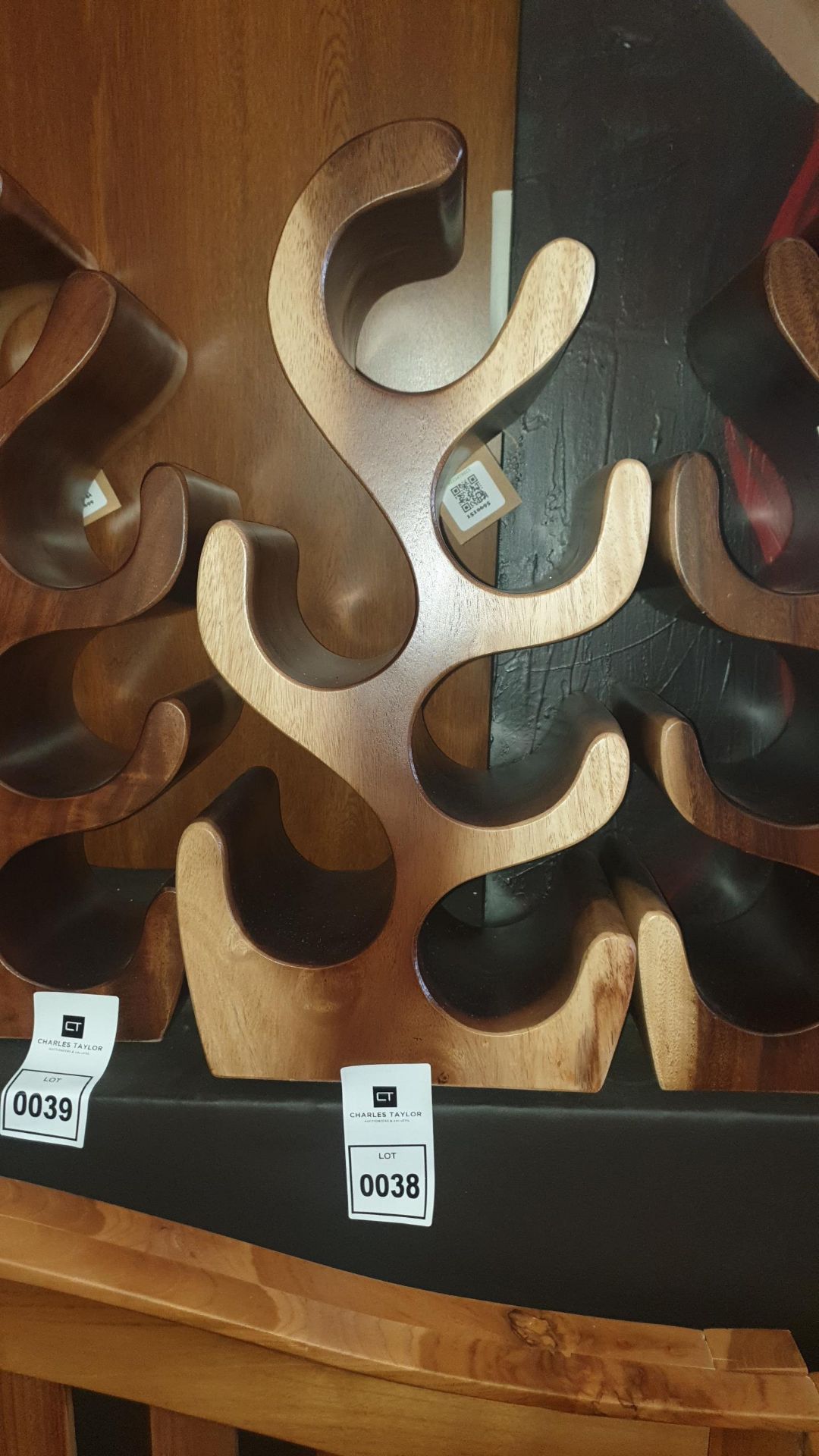 BRAND NEW SOLID SUAR WOODEN 6 BOTTLE WINE RACK 45 X 30 X25cm RRP £98 - Image 2 of 2