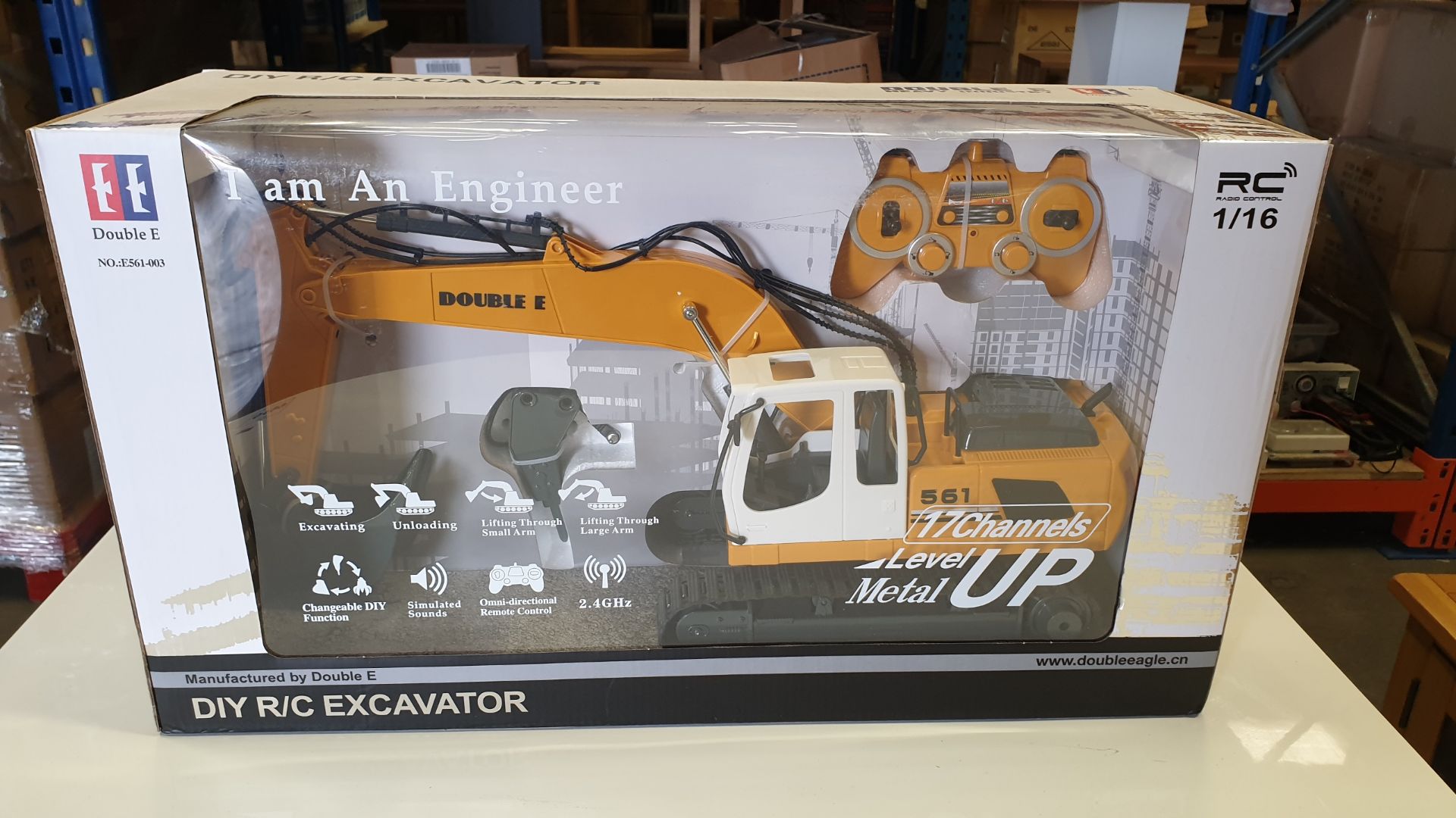 BRAND NEW BOXED DOUBLE EAGLE RADIO CONTROLLED EXCAVATOR 17 CHANNELS BY DOUBLE E (RRP £145.99)