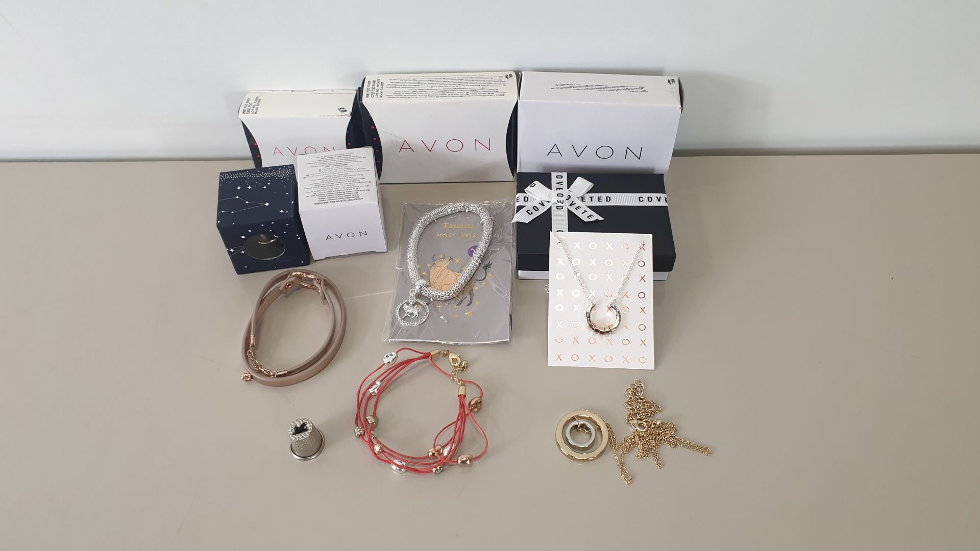 BRAND NEW MIXED LOT CONTAINING APPROX 250 pcs OF AVON JEWELLERY I.E ADANNA CONSTELLATION RING,