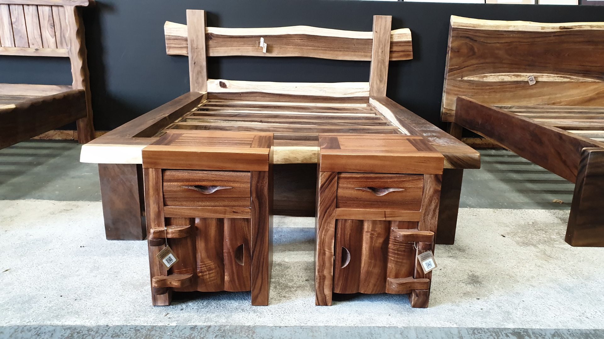 2 X BRAND NEW SOLID SUAR WOODEN CHELSEA BEDSIDE TABLES 40 X 35 X 55cm RRP £200 per piece