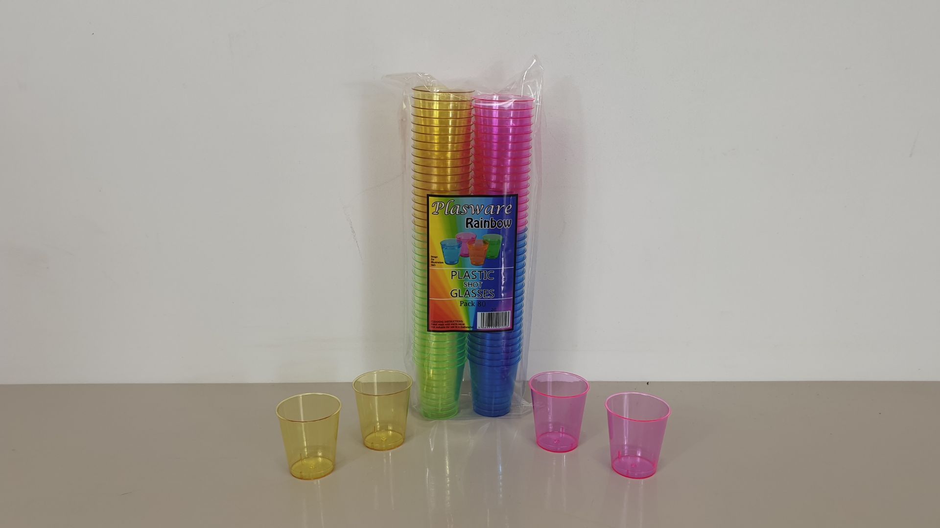 3200 X ASSORTED COLOURED PLASTIC SHOT GLASSES CE MARKED 20 CL (20 X 80 PER CARTON) - IN 2 CARTONS