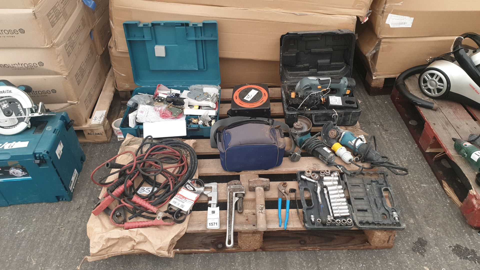 MIXED PALLET CONTAINING BATTERY OPERATED CIRCULAR SAW, 2 X MAKITA GRINDERS, RATCHET SET, JUMP LEADS,