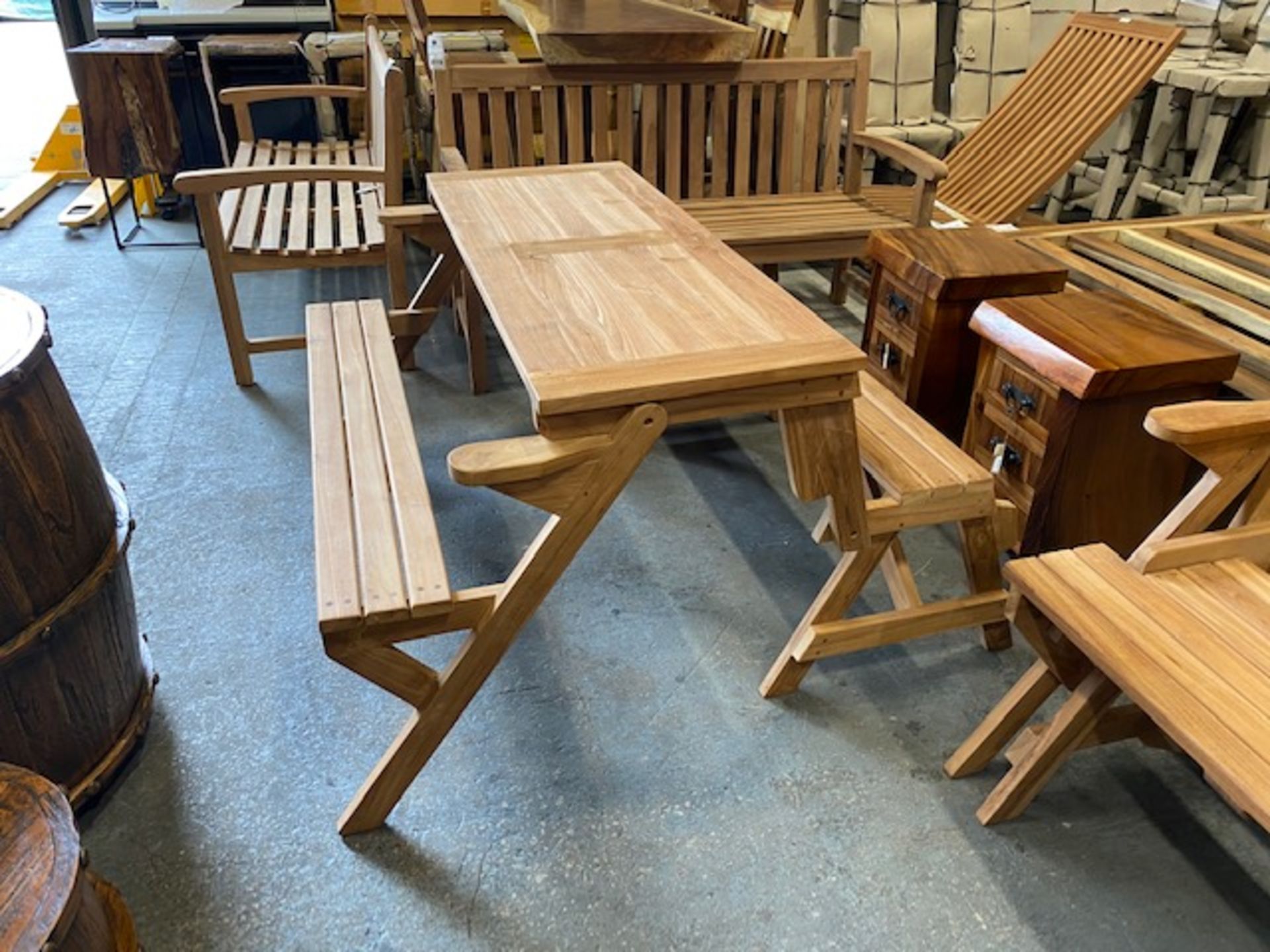 BRAND NEW SOLID TEAK WOODEN PICNIC BENCH 135 X 58 X 86cm RRP £500 - Image 3 of 3