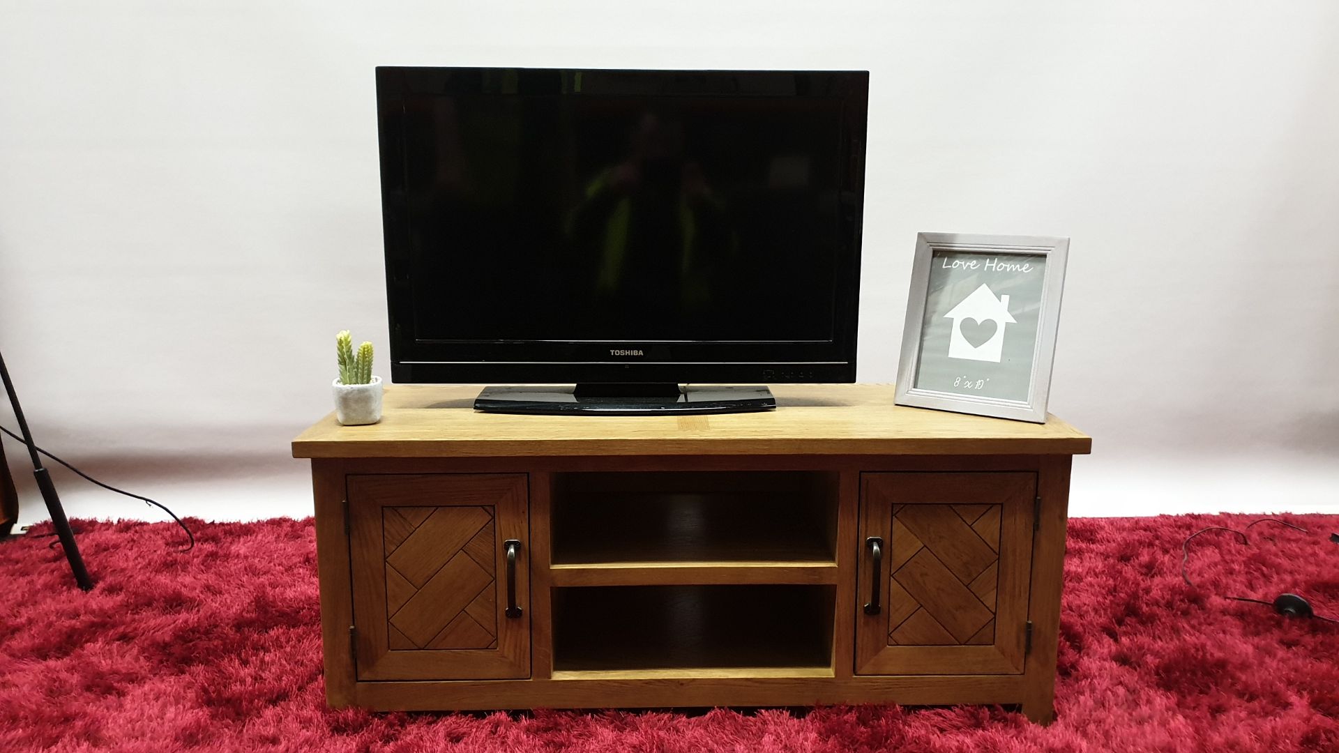 SOLID OAK TV / MEDIA UNIT WITH 2 DOORS AND 2 UNDERSHELVES RRP £399