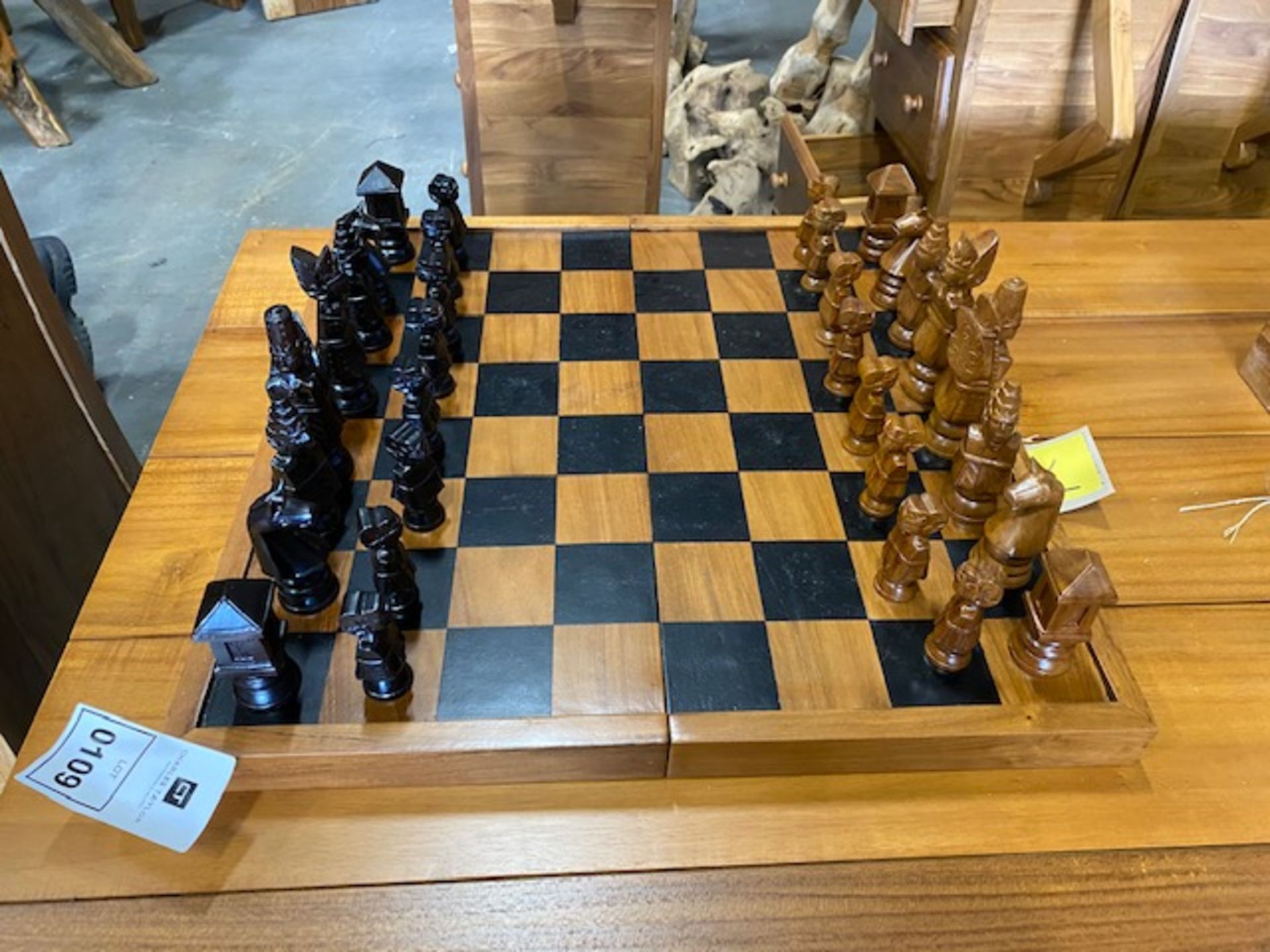 BRAND NEW SOLID TEAK ROOT WOODEN BROWN/BLACK CHESS SET 50 X 25 X 10cm RRP £450 - Image 2 of 2