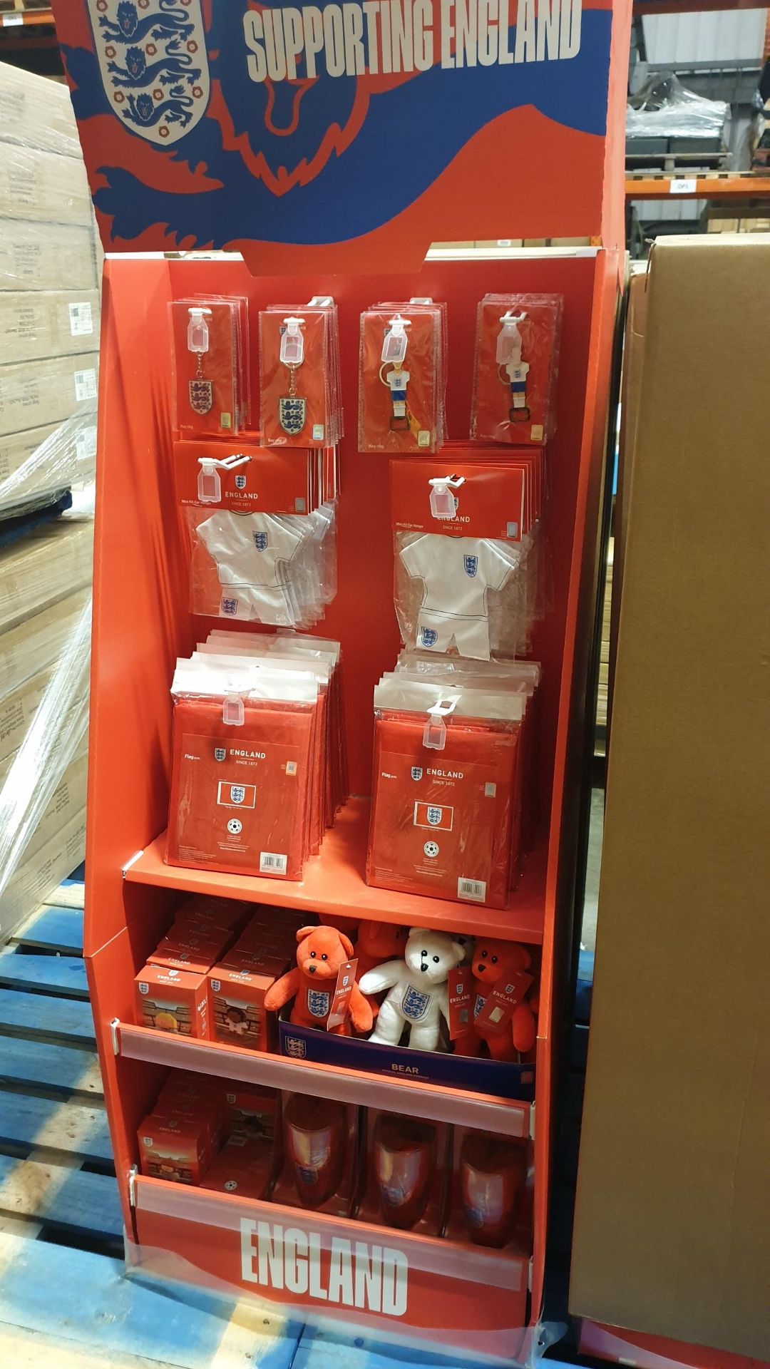 DISPLAY UNIT CONTAINING A LARGE QTY OF OFFICIAL ENGLAND GIFTWARES IE. KEYRINGS, CAR HANGERS, TEDDY