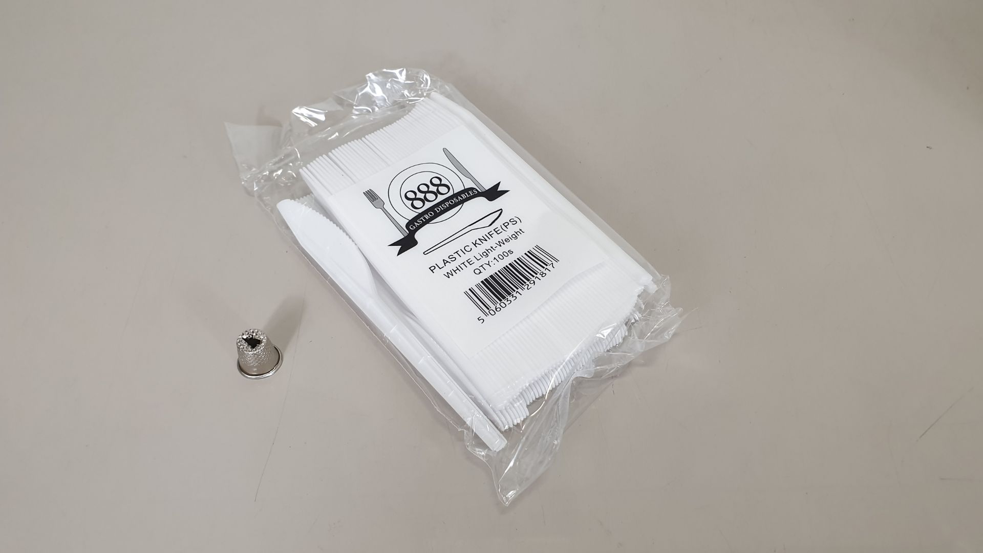 2000 X WHITE PLASTIC CATERING KNIVES (EACH CARTON 10 X 100) - IN 2 CARTONS