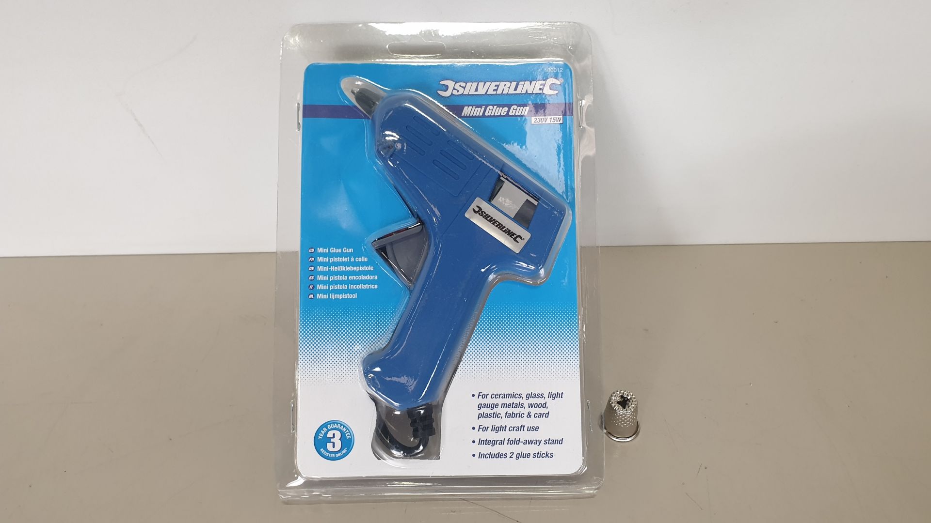 12 X SILVERLINE MINI HOT MELT GLUE GUNS 230V 7-10W PLUS 2 GLUE STICKS (PROD CODE 100012) RRP £5.