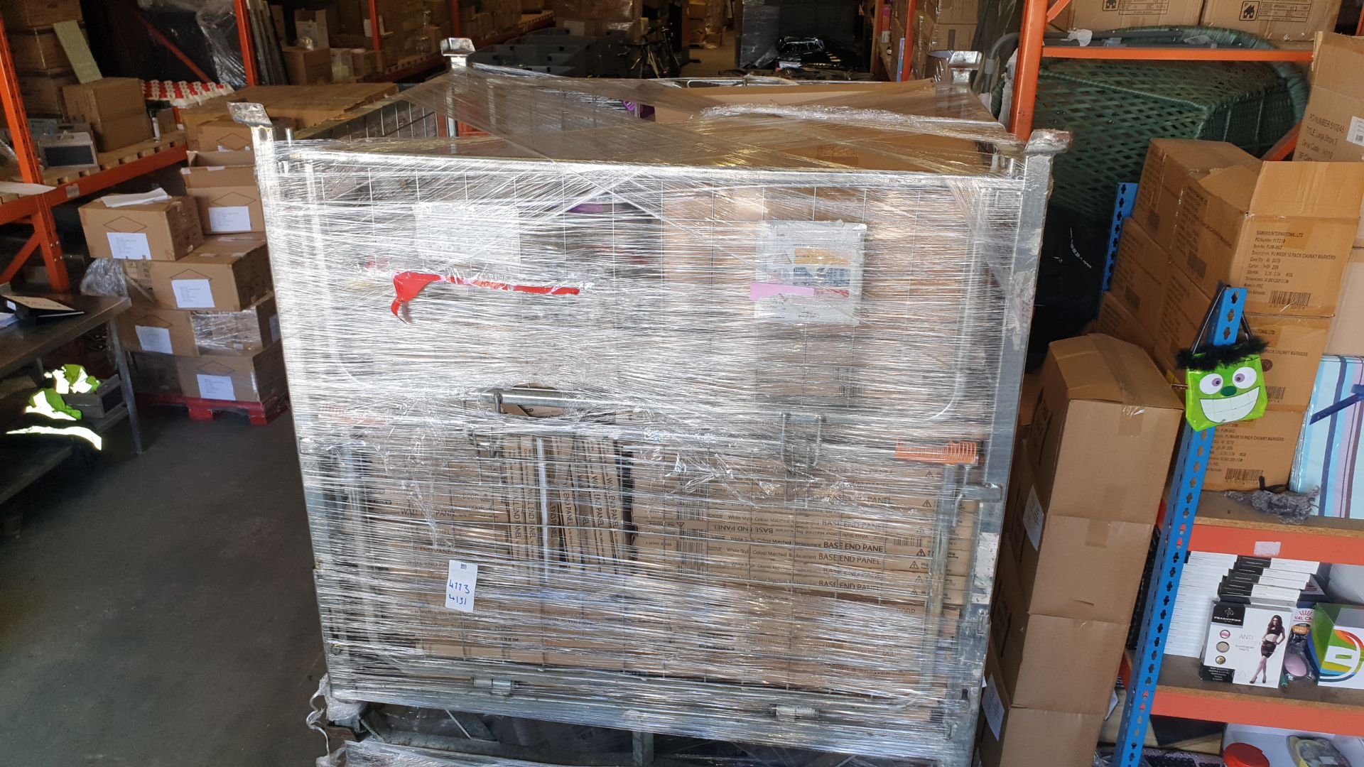 FULL PALLET CONTAINING LARGE QUANTITY OF KITCHEN CUPBOARD DOORS IN VARIOUS STYLES AND SIZES