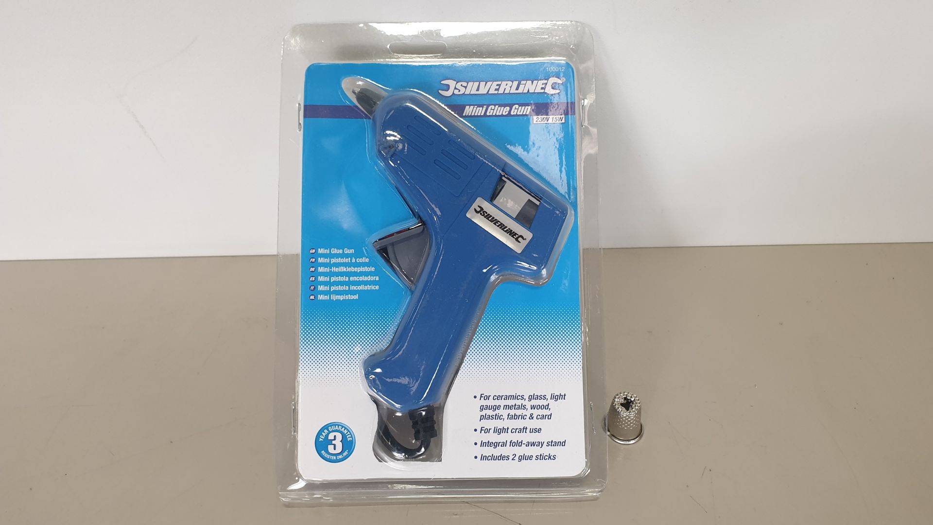 12 X SILVERLINE MINI HOT MELT GLUE GUNS 230V 7-10W PLUS 2 GLUE STICKS (PROD CODE 100012) RRP £5.